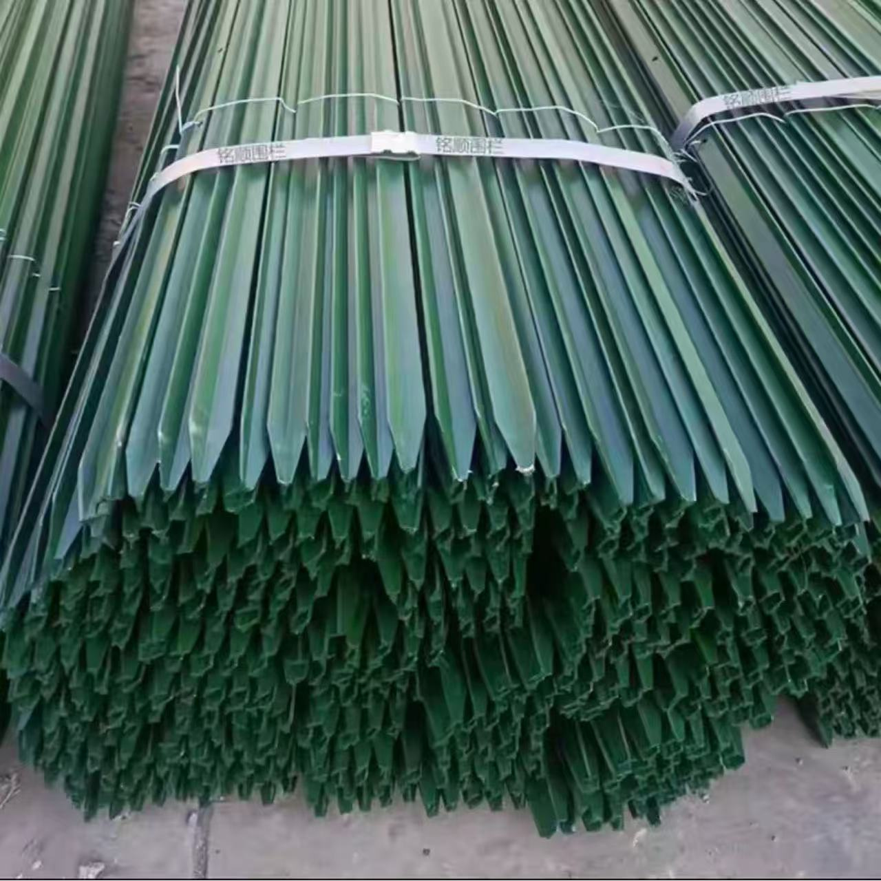 立柱三角立柱杆围栏网铁丝网柱子绿色加厚喷漆优选柱耐用实心尖头