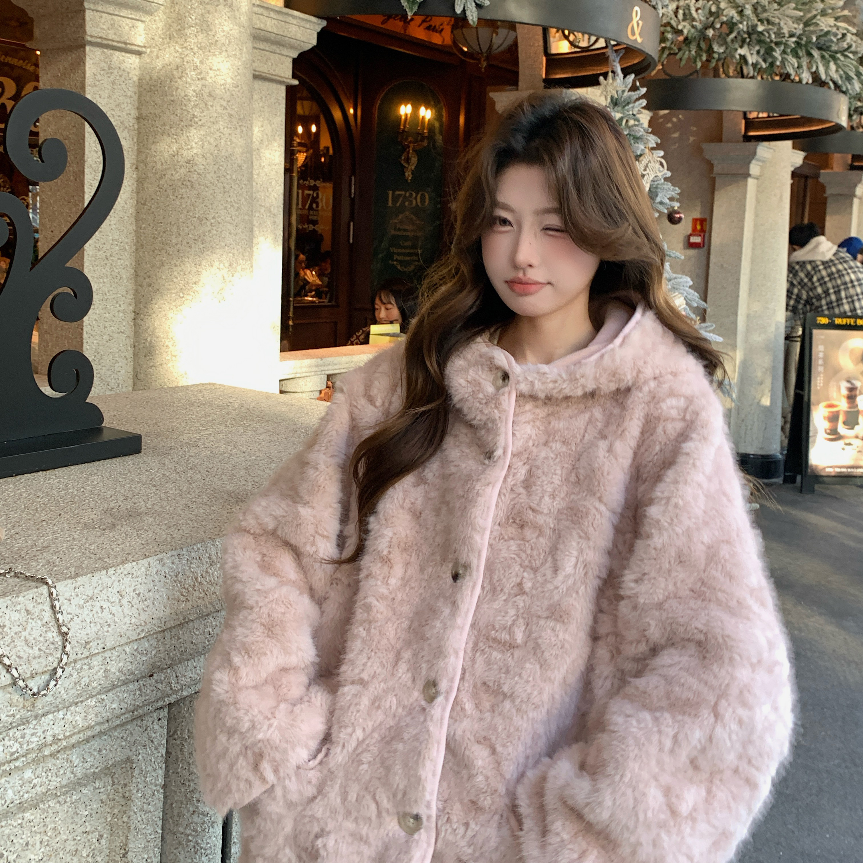 连帽毛毛外套女冬2025新款宽松休闲加厚皮毛一体环保毛绒外套保暖