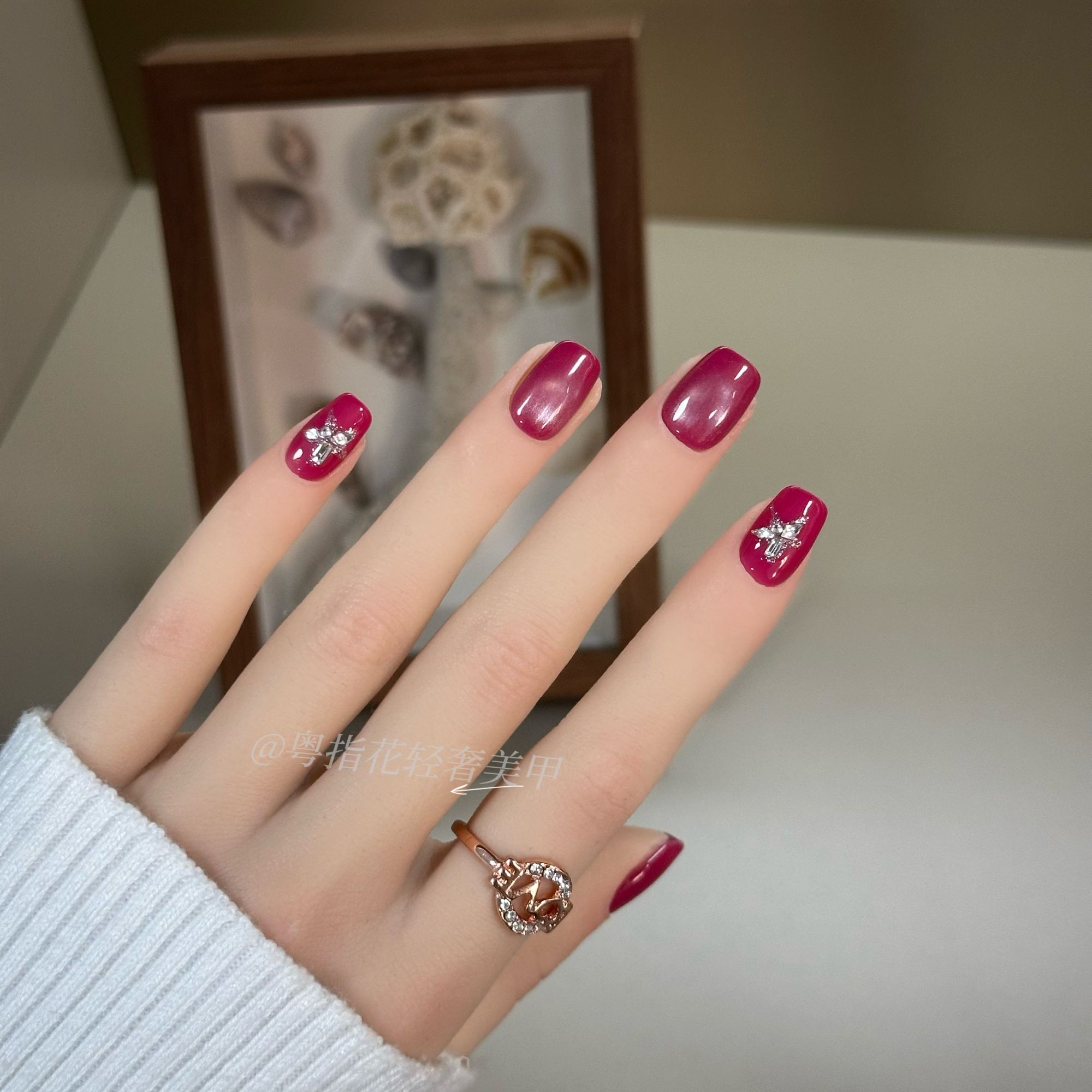 【冰梅】新年短款穿戴甲手工定制玫红色火龙果猫眼显白星光碎钻美甲