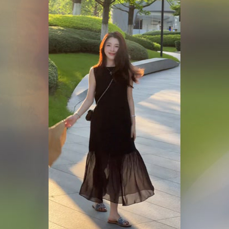 气质黑色修身无袖连衣裙女夏季设计感拼接网纱a字裙百搭显瘦裙子