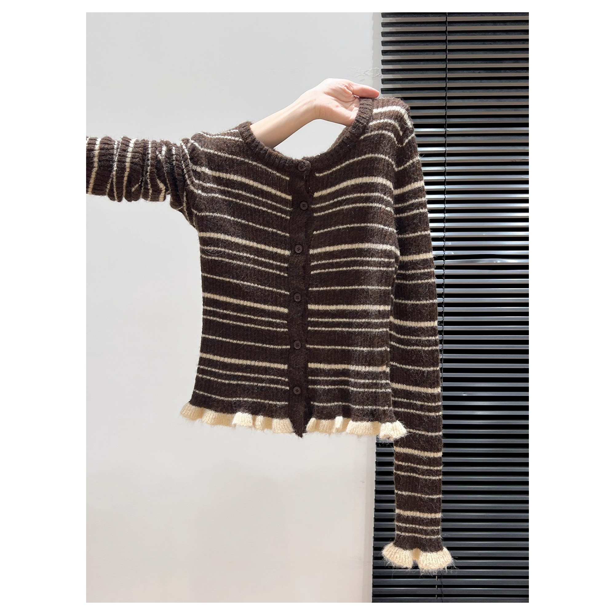 2025秋季韩系条纹针织开衫女秋季新款圆领单排扣修身显瘦长袖上衣