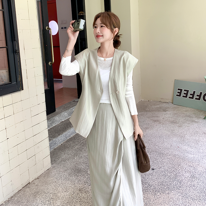 秋日ootd穿搭一整套2025新款今年流行爆款浅灰色马甲半身裙两件套