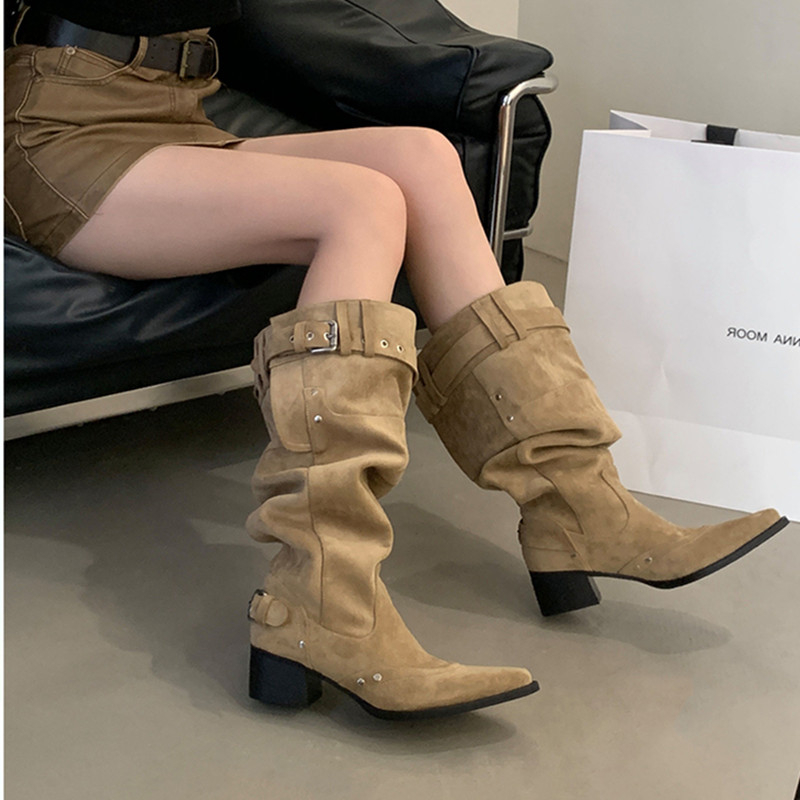 不过膝长靴女2025年秋季卡其色绒面尖头靴子女粗跟显瘦褶皱堆堆靴