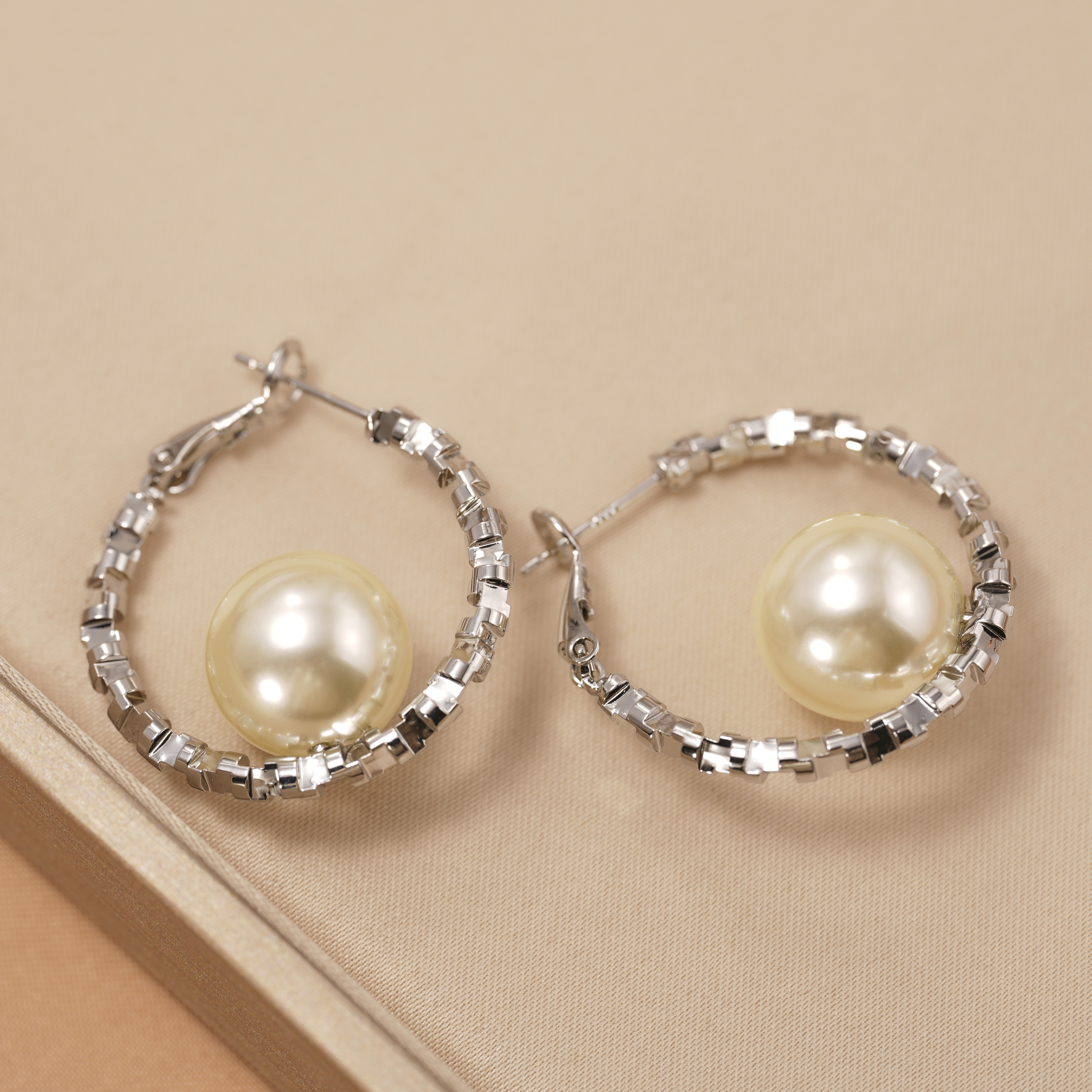 铜合金仿珍珠耳饰 碎银子大珍珠圈圈耳环女轻奢小众设计风耳钉ins