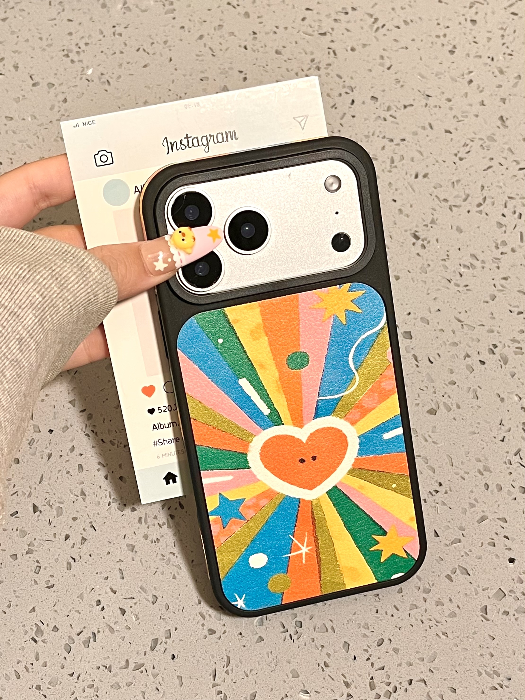 可爱彩虹爱心侧贴图案四包金属漆壳适用于苹果17/16/15/14保护壳