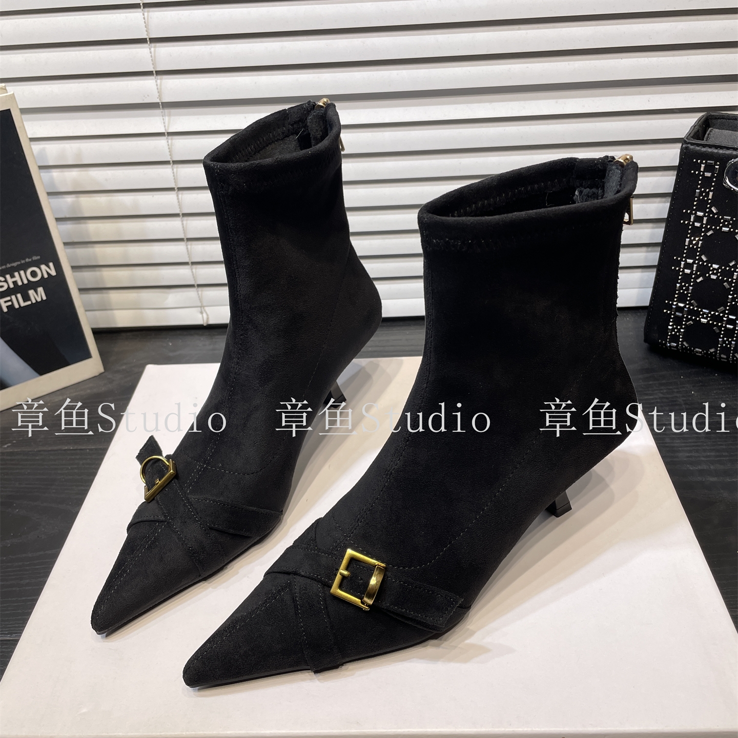 绒面细跟尖头短靴女2025秋冬新款绒面高跟瘦瘦靴后拉链马丁靴