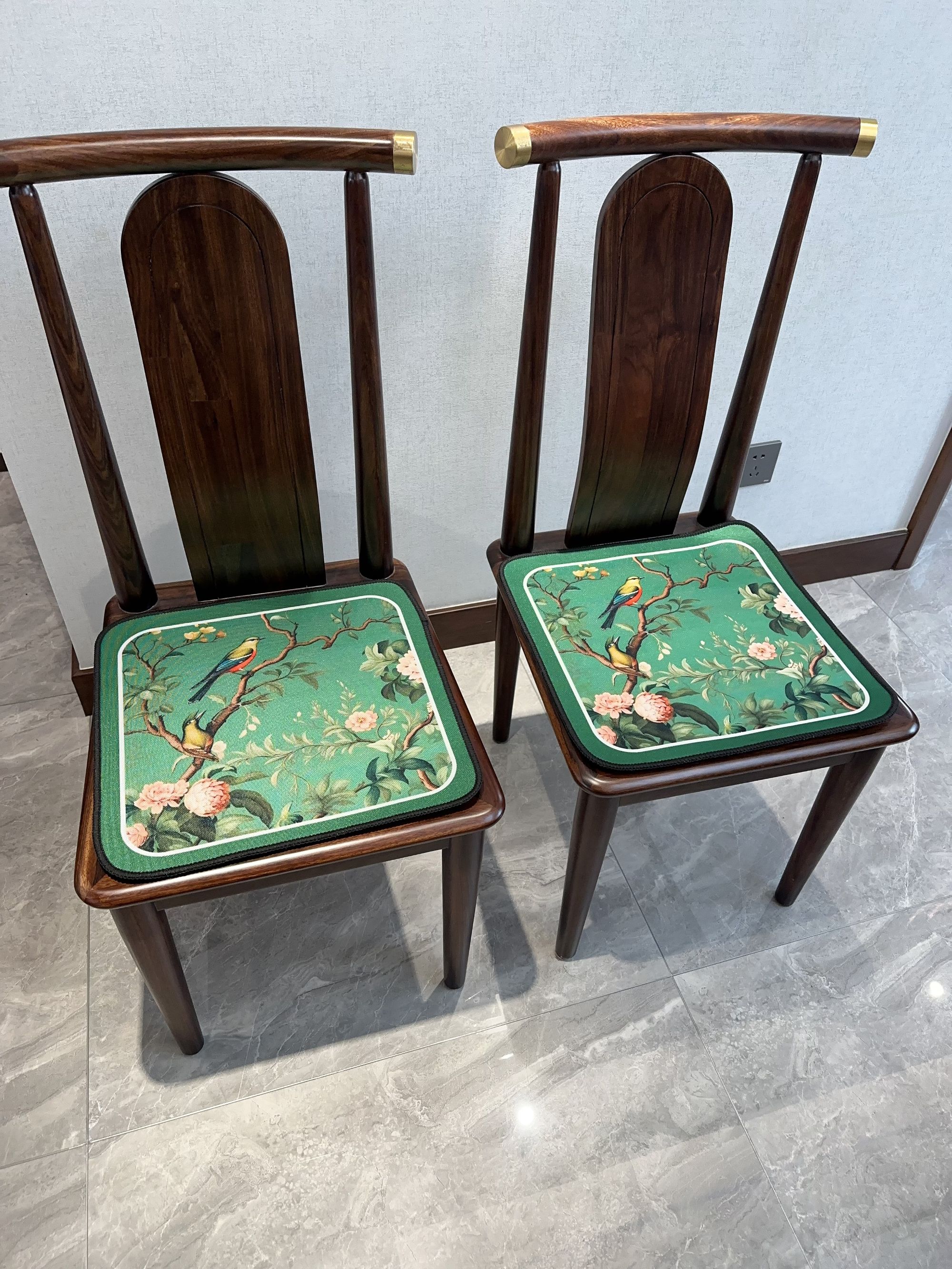 四季通用牛奶丝坐垫椅子垫办公室久坐椅垫透气软垫屁垫