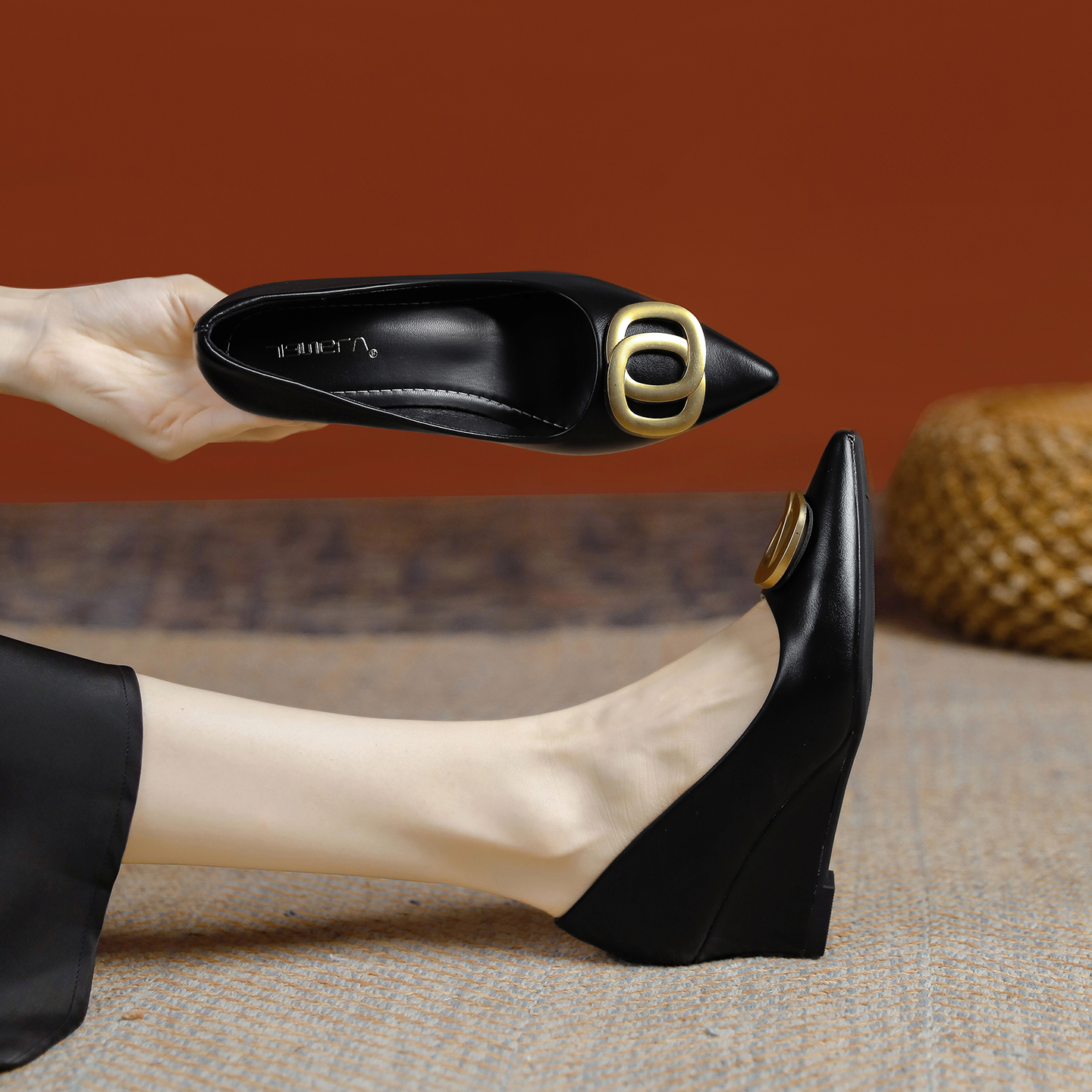 法式金属方扣淑女小单鞋2025春秋新款百搭复古坡跟尖头软皮平底鞋