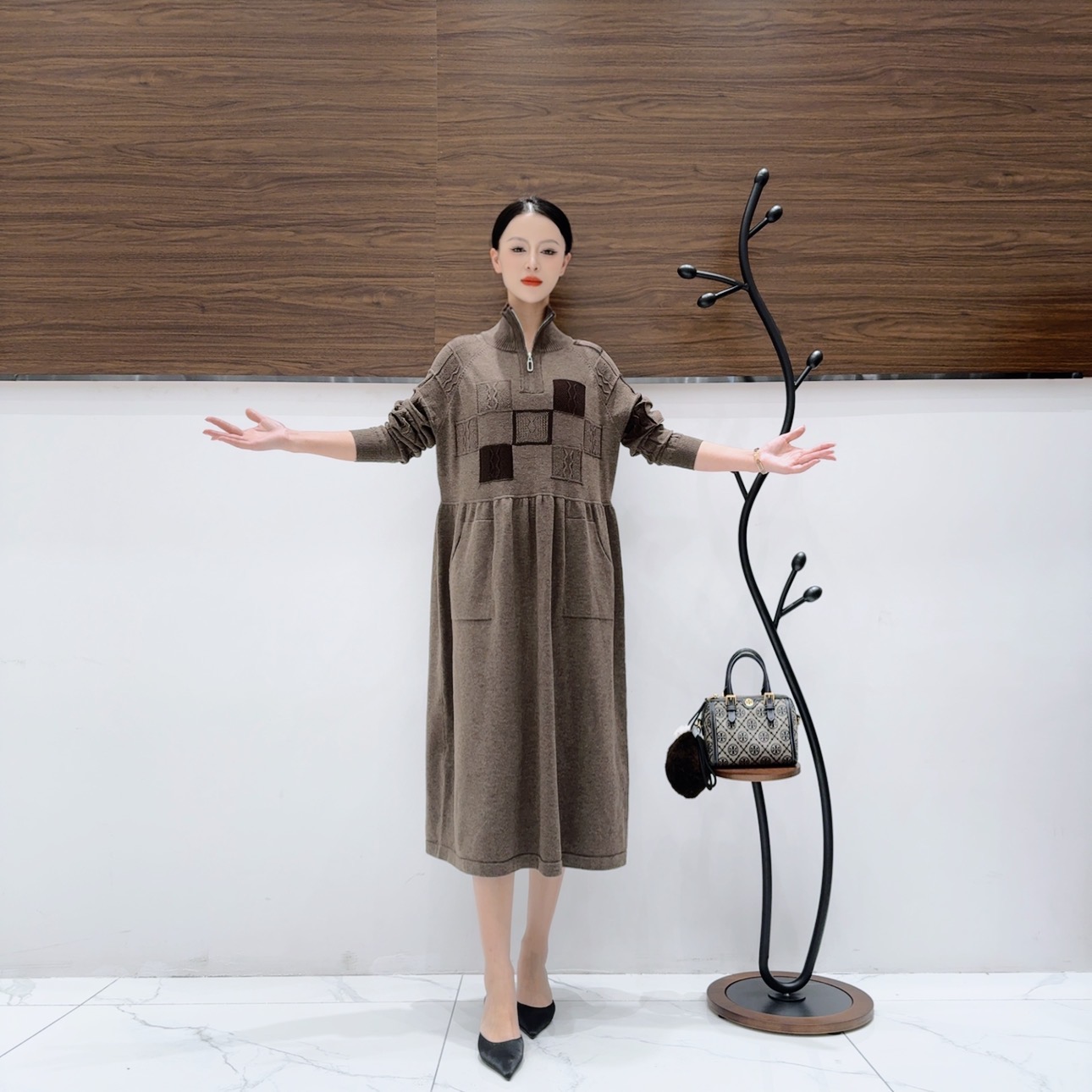 A286轻咖色立体提花设计款气质秋冬轻奢针织连衣裙时尚复古