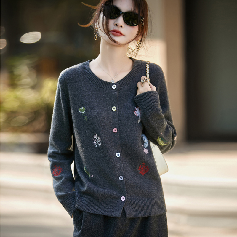 品牌女装秋冬新款圆领上衣绣花宽松女士毛针织开衫时尚彩扣