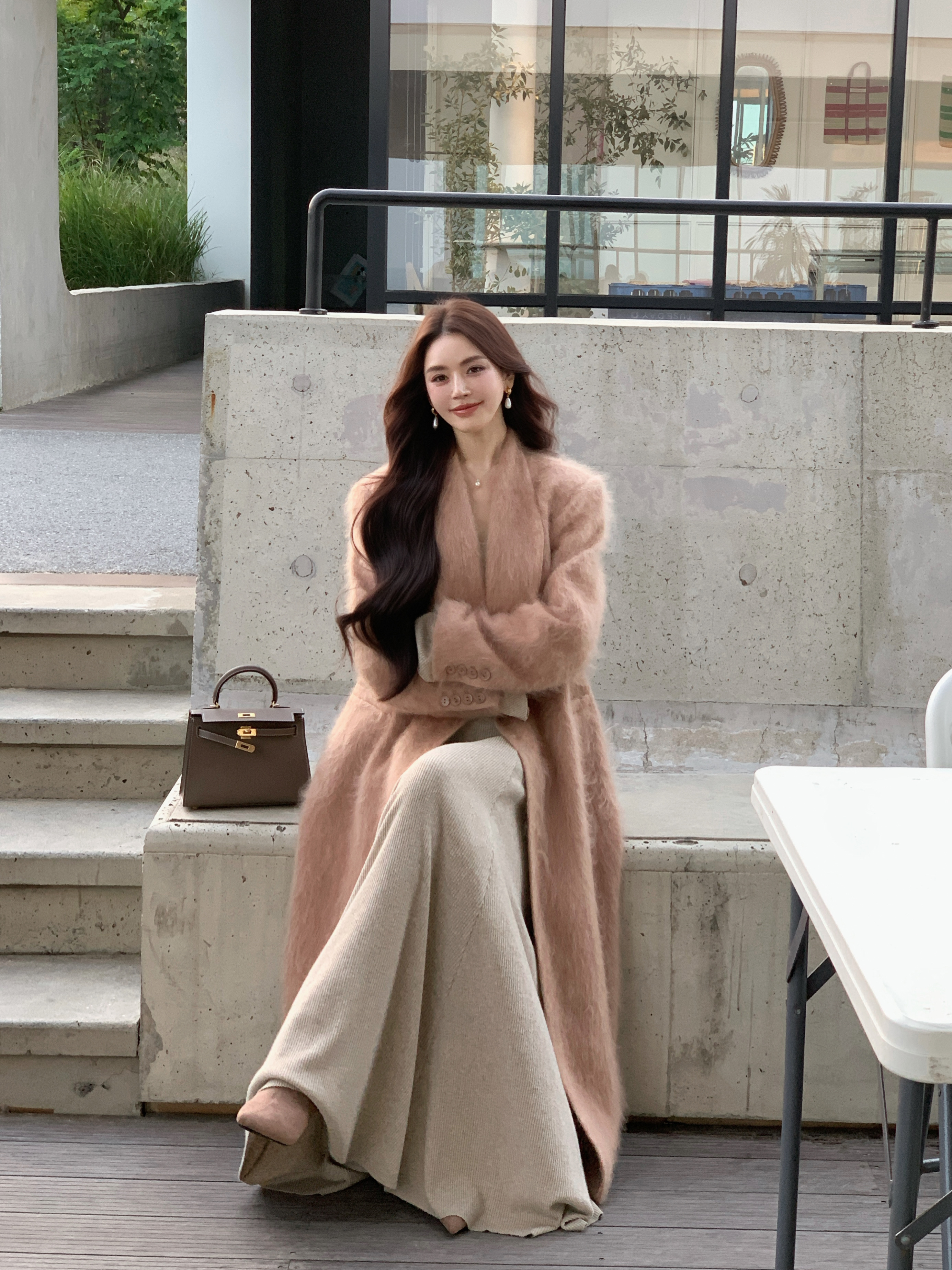 冯薪颖 【巴塞罗那】羊绒拉绒轻奢时尚宽松中长款翻领大衣  25956