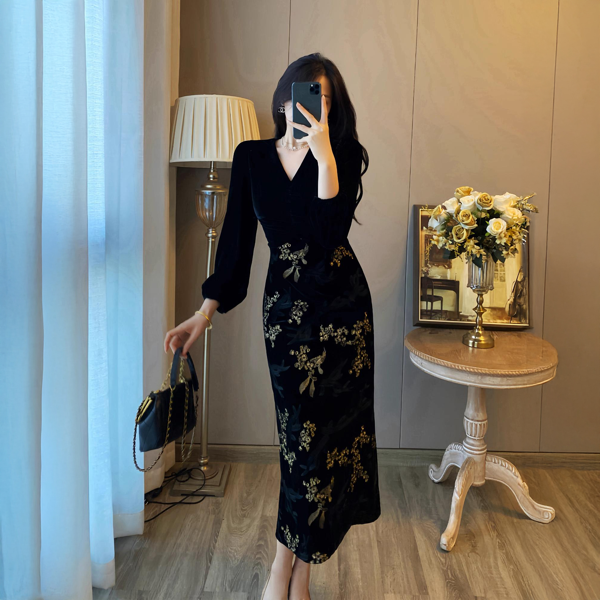 法式赫本风黑色V领刺绣连衣裙女早秋季新款收腰显瘦a字包臀长裙子