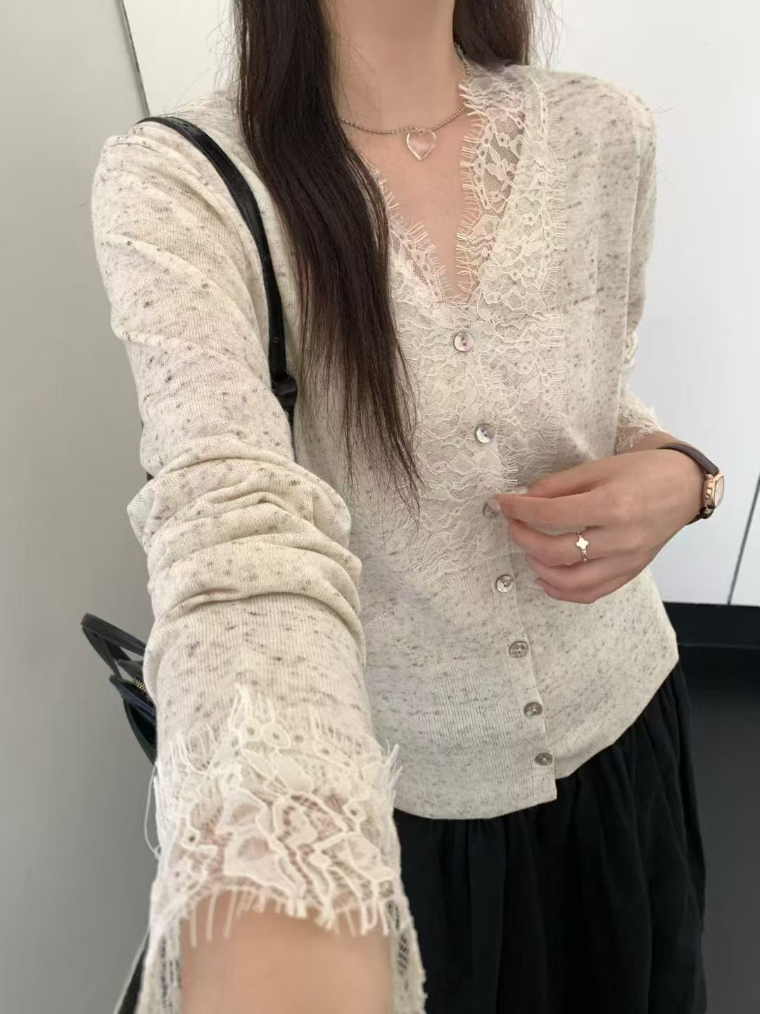 西西家 点子纱睫毛蕾丝V领韩系长袖