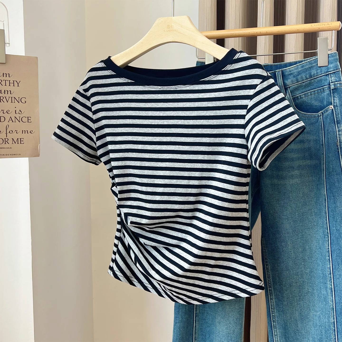 条纹短袖t恤女夏季新款2025不规则收腰修身短款一字肩露肩上衣潮