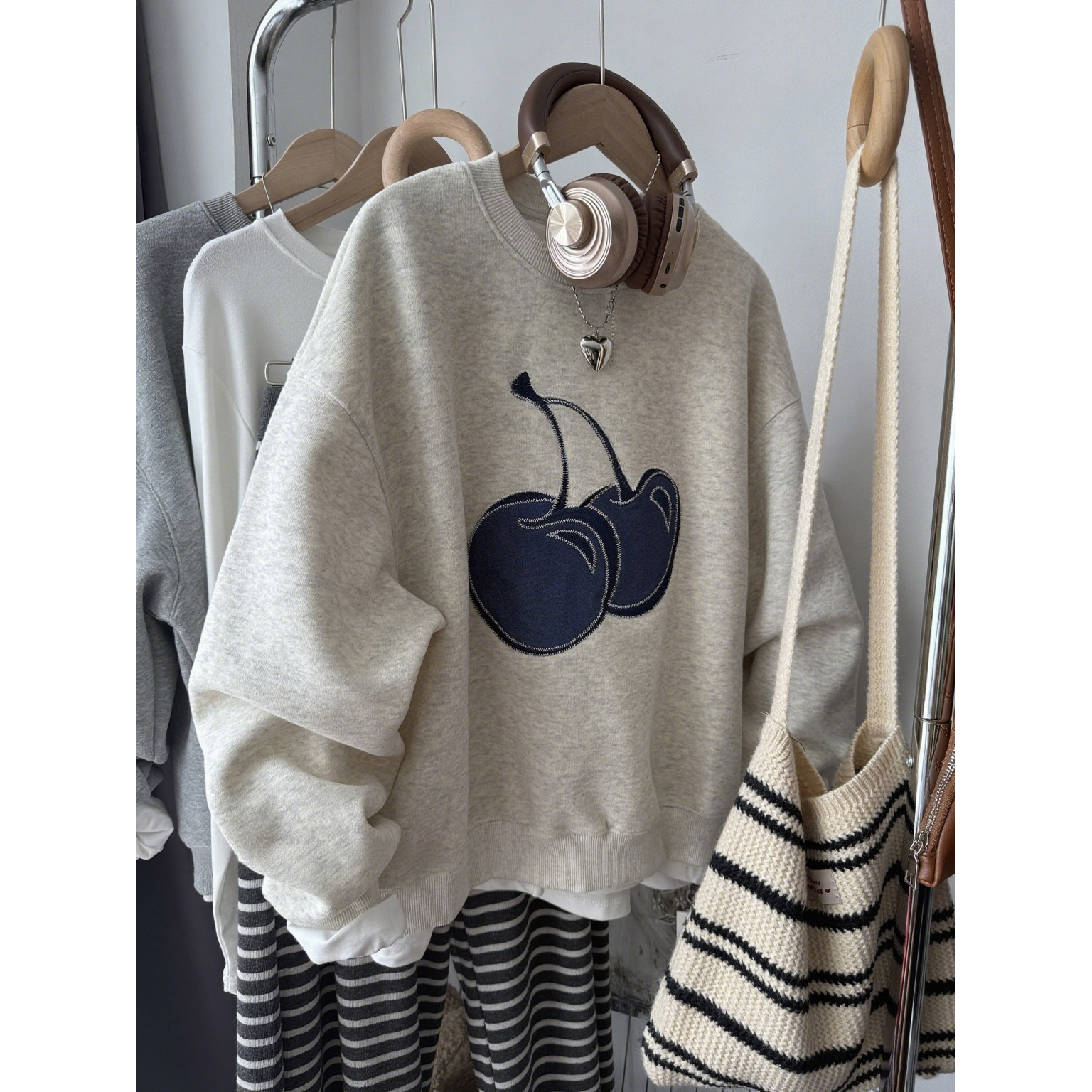 韩系重工刺绣贴布大樱桃洋气设计款圆领宽松大码胖mm卫衣百搭上衣