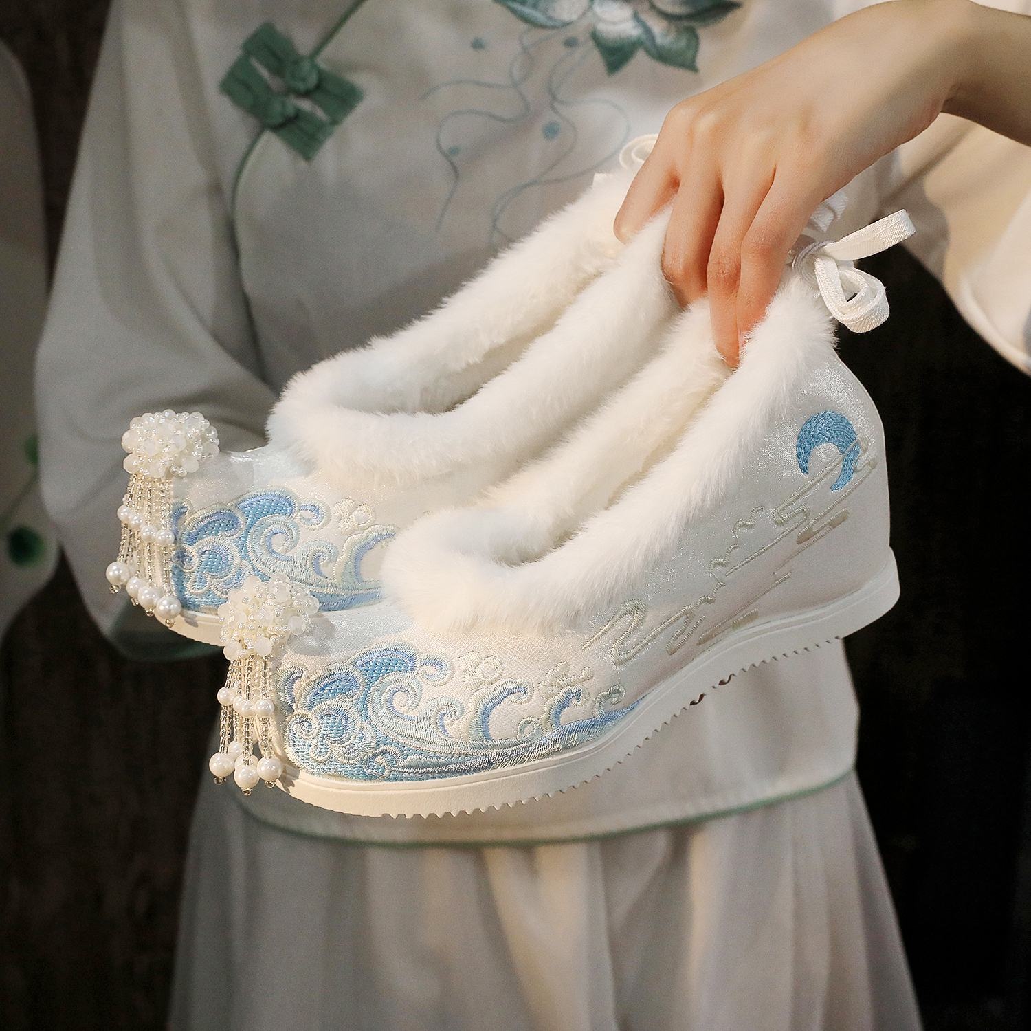 冬季汉服鞋子女古风绣花鞋加绒明制翘头履增高古装鞋加棉吊坠弓鞋