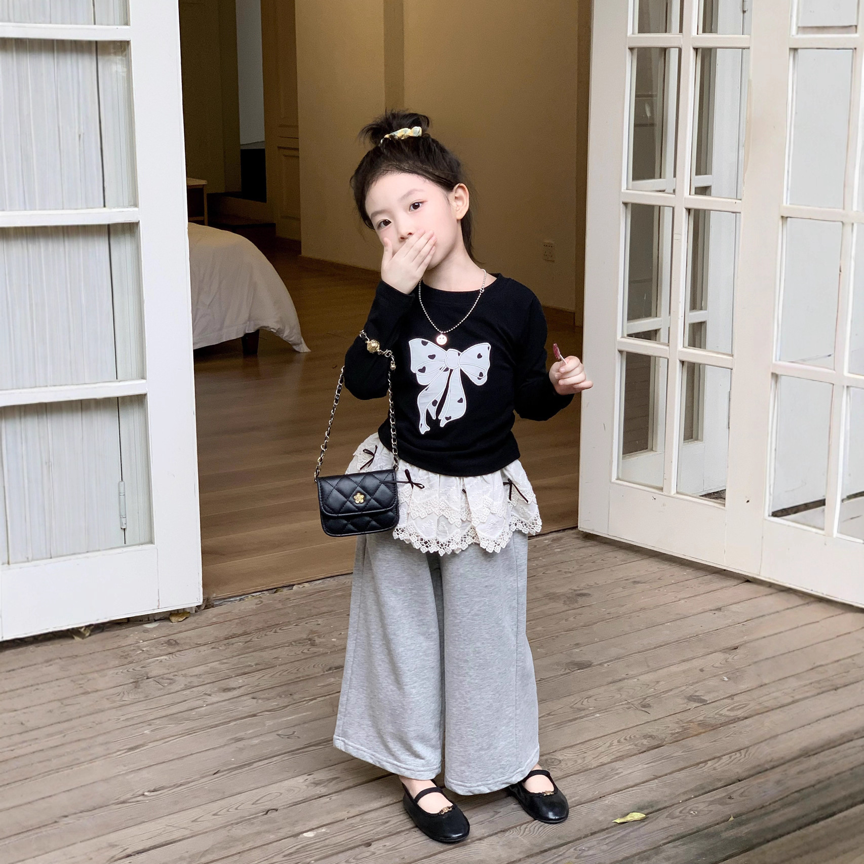 小思家女童2025秋季新款韩版洋气百搭蝴蝶结圆领T恤屁帘卫裤套装