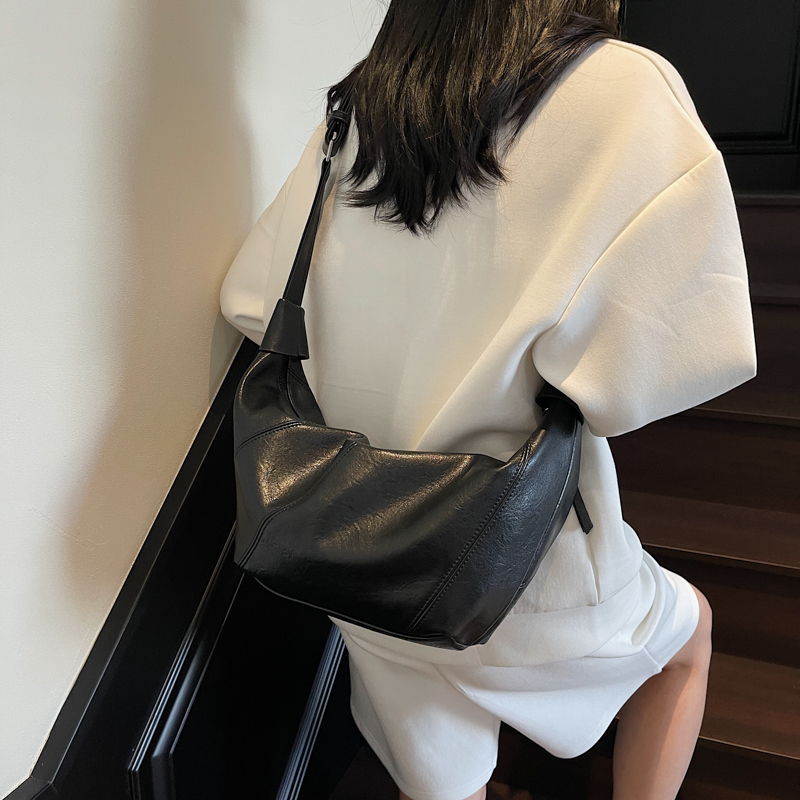 包包女式2025新款高级感复古斜挎牛角包大容量百搭休闲质感饺子包