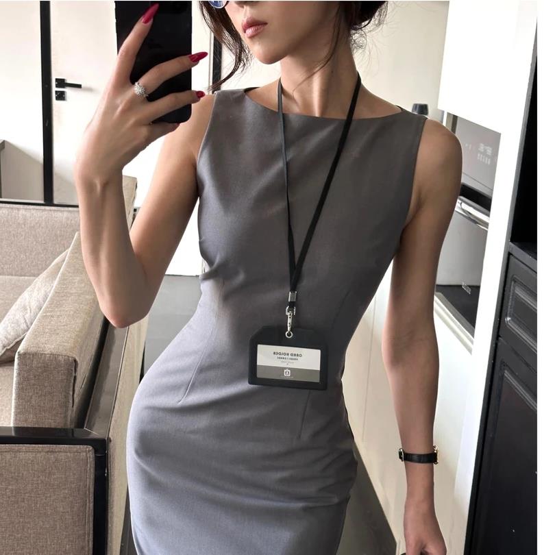 职场灰色一字领无袖连衣裙女夏季新款气质收腰显瘦辣妹包臀长裙子