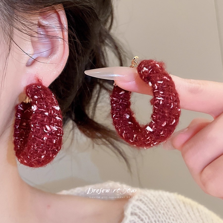 铜合金布艺耳饰 2025巨好看的红色耳环女秋冬季耳圈毛线新年耳饰