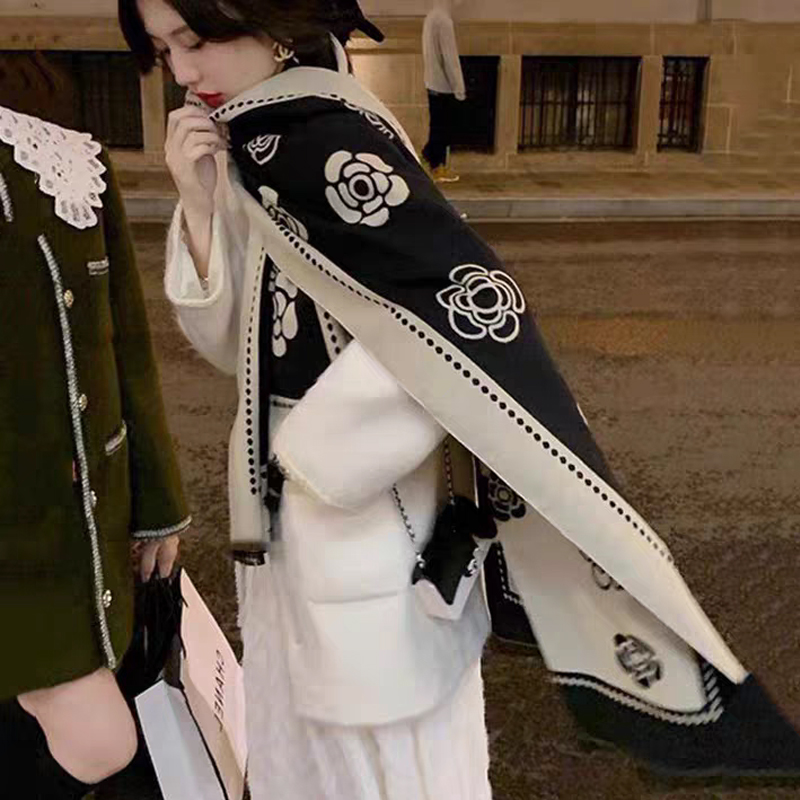 山茶花围巾披肩外搭秋冬季2025新款韩系氛围感高级感保暖两用围脖