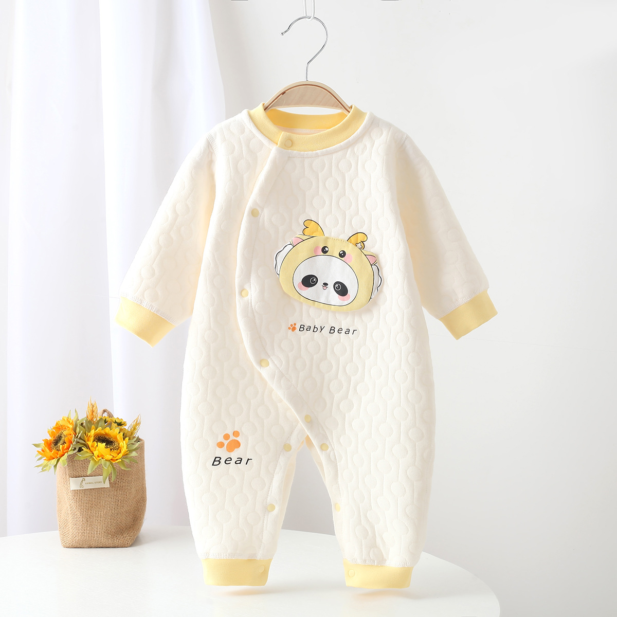 婴儿夹棉连体衣新生儿三层保暖加厚春秋季爬服哈衣宝宝外出衣服