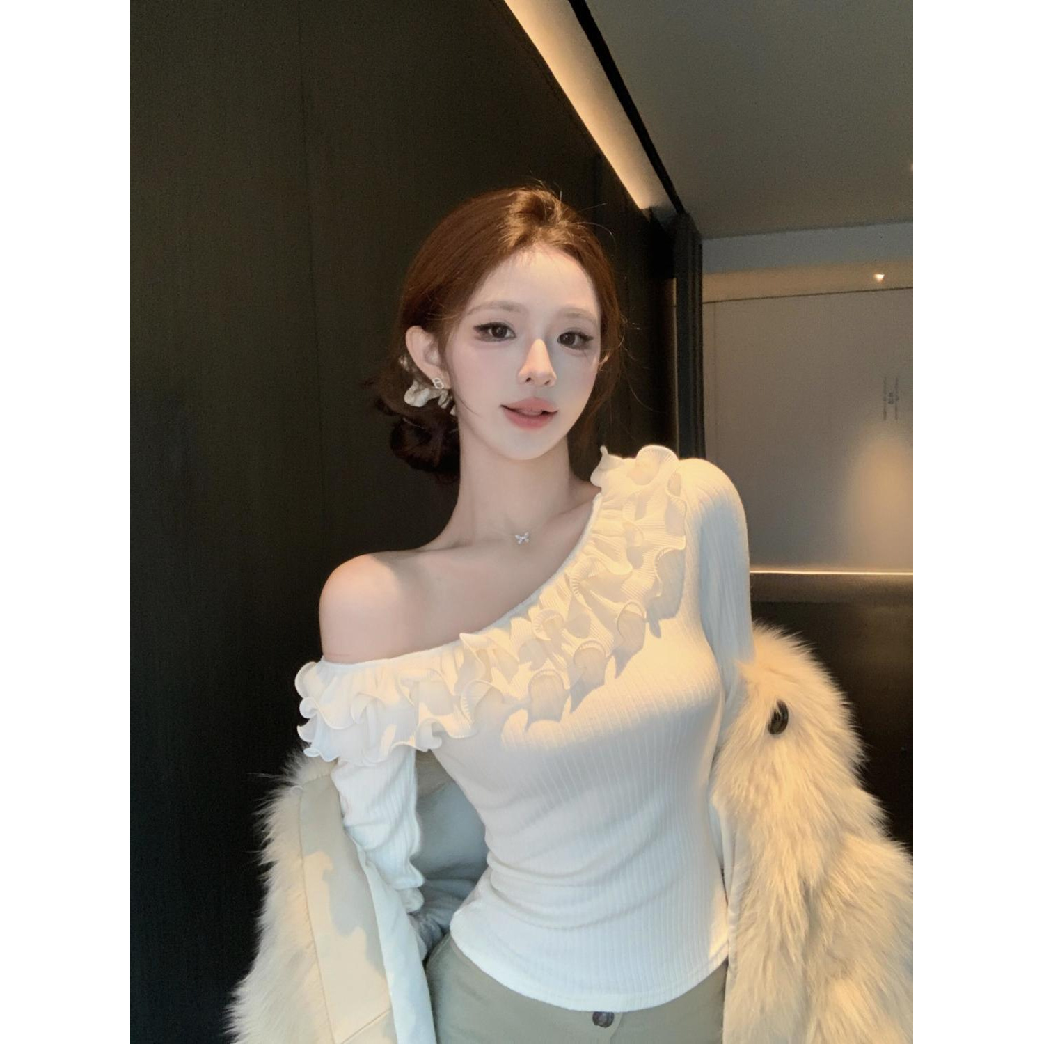 时尚新款纯欲斜肩长袖打底衫女秋冬荷叶边露肩甜辣妹修身短款T恤