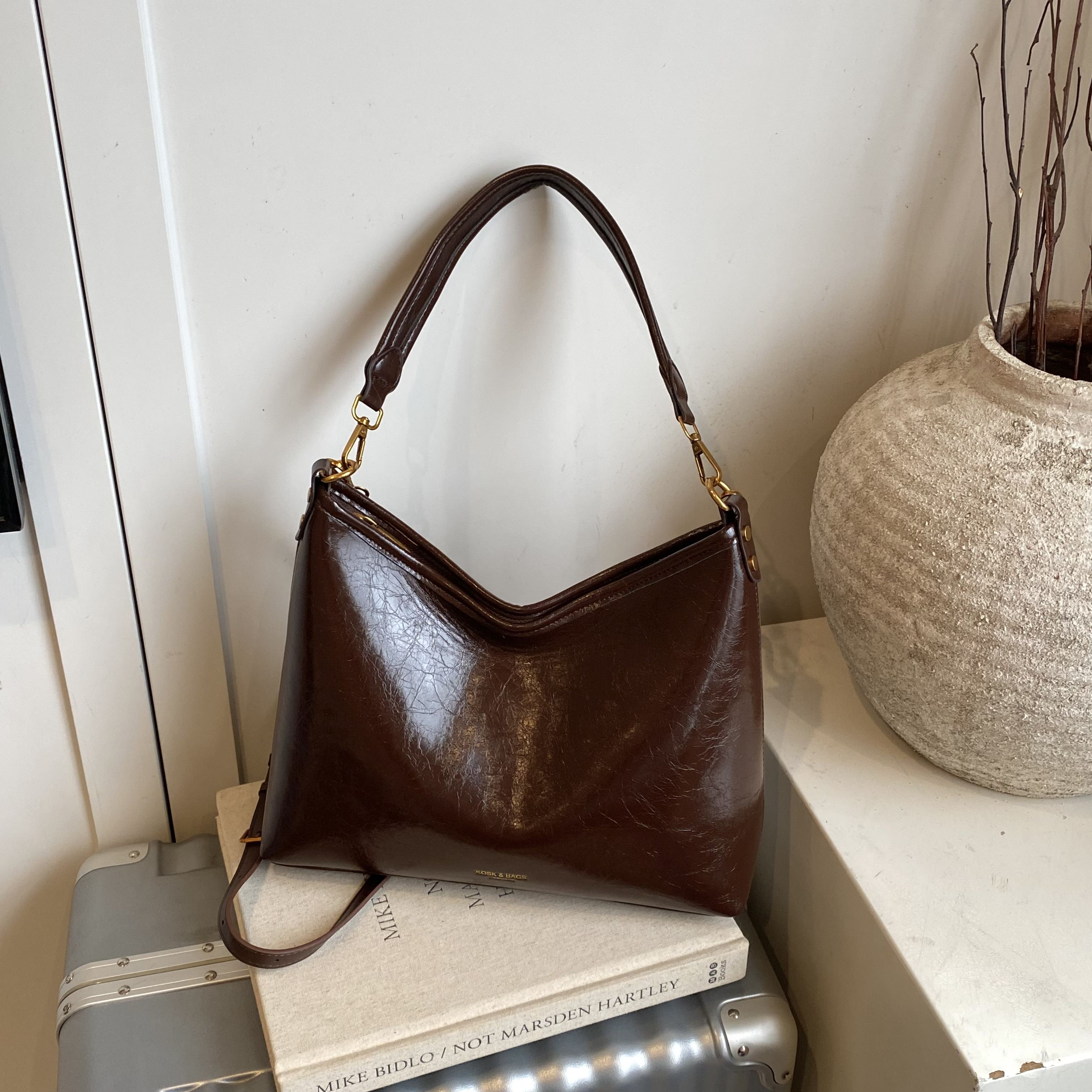 新款时尚百搭洋气单肩斜跨腋下大容量小众设计轻奢女士包包