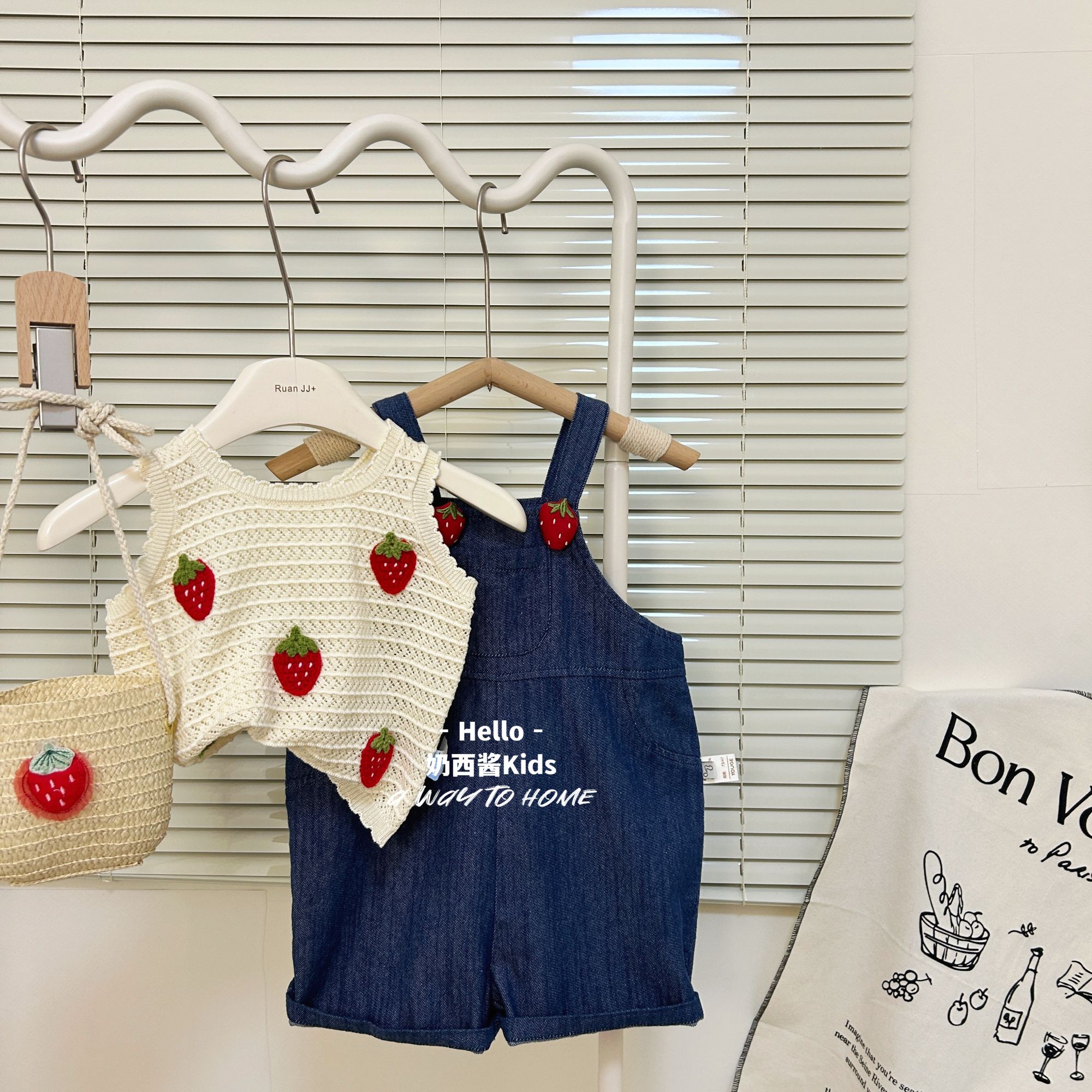 女宝宝草莓甜心背带裤+草莓背心套装可爱洋气2025新款两件套