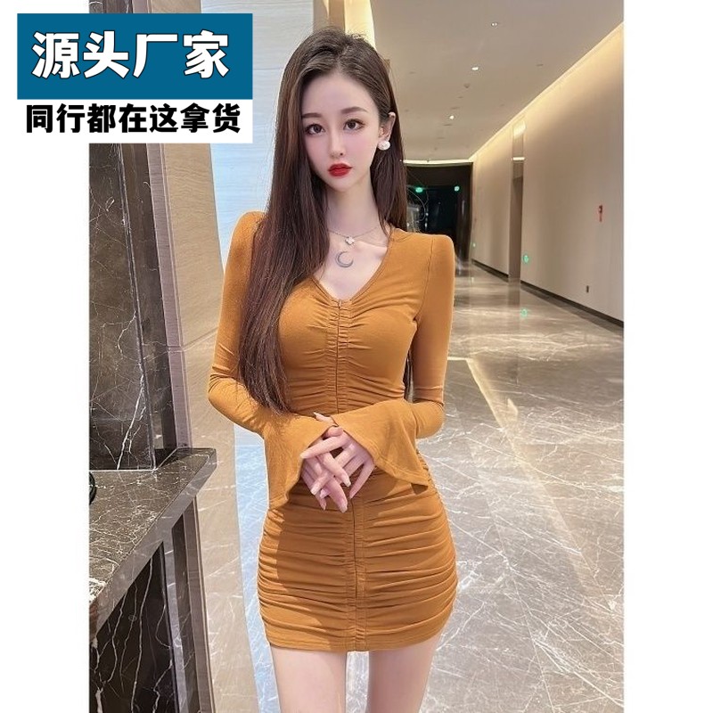 梵乐芬高级感褶皱设计v领喇叭袖纯色连衣裙女2025秋季新款修身包