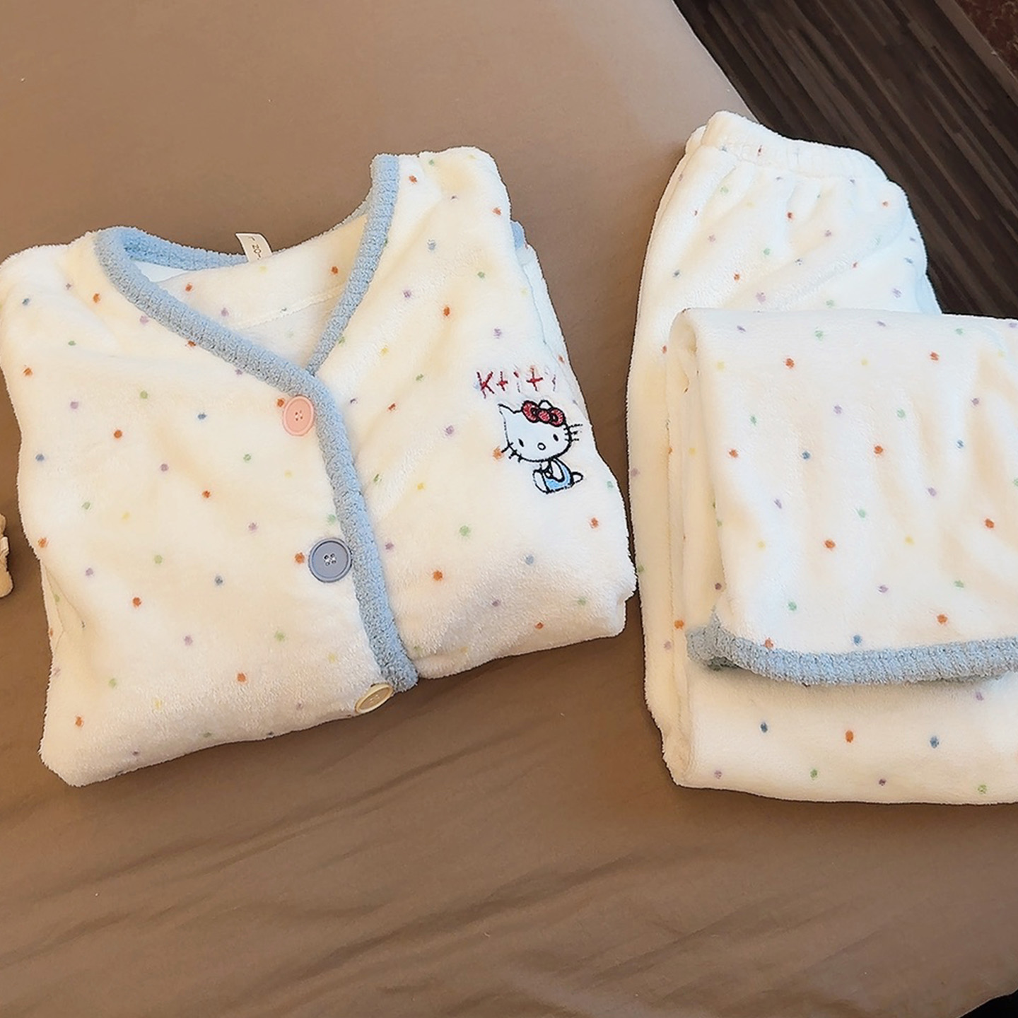 KT猫睡衣女秋冬季加厚法兰绒保暖珊瑚绒彩色波点冬天家居服套装