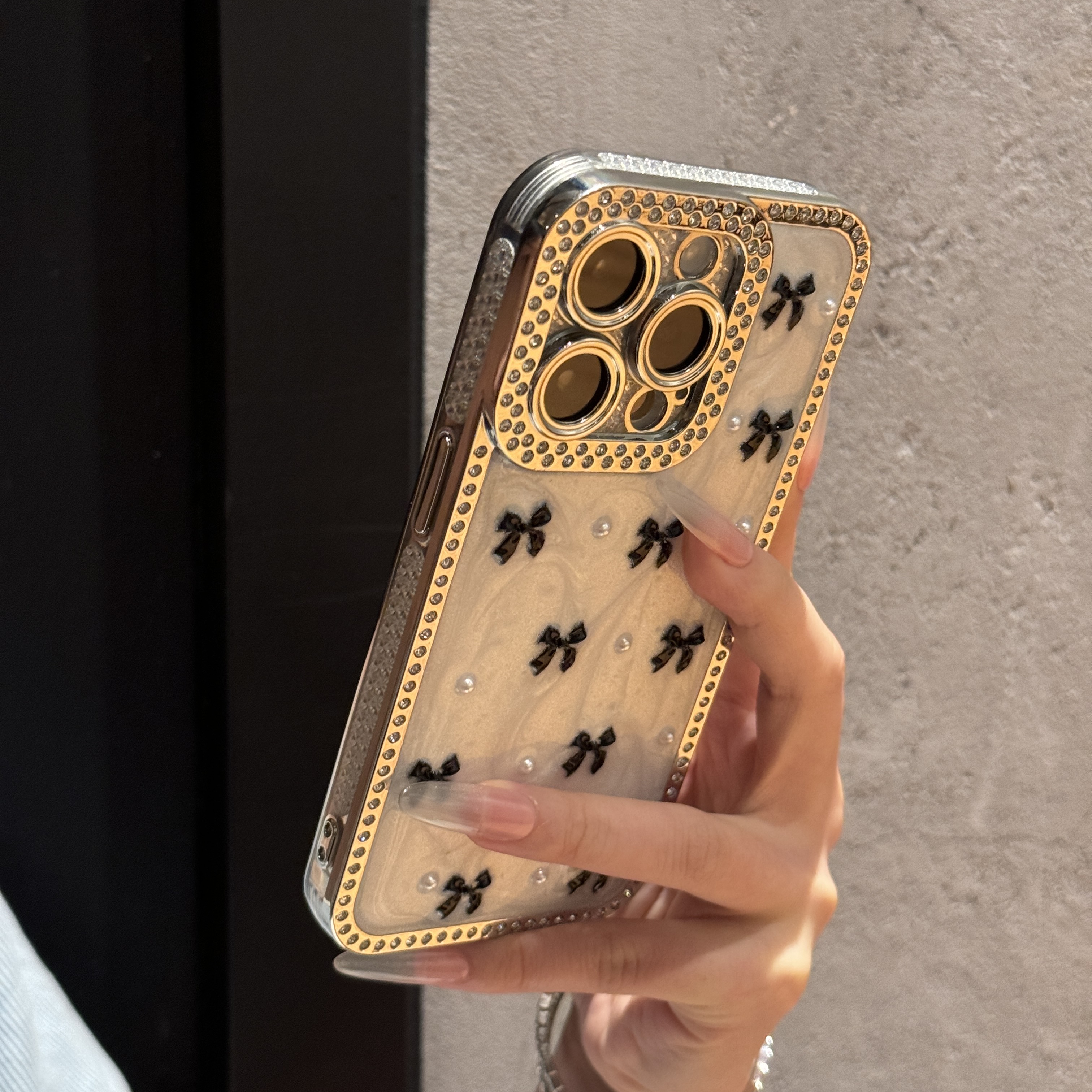 新款高级电镀珍珠蝴蝶结适用iPhone16promax手机壳15苹果14轻奢13