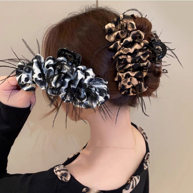 豹纹羽毛多层次蝴蝶结褶皱发抓女新款高端鲨鱼夹气质大号发饰秋冬