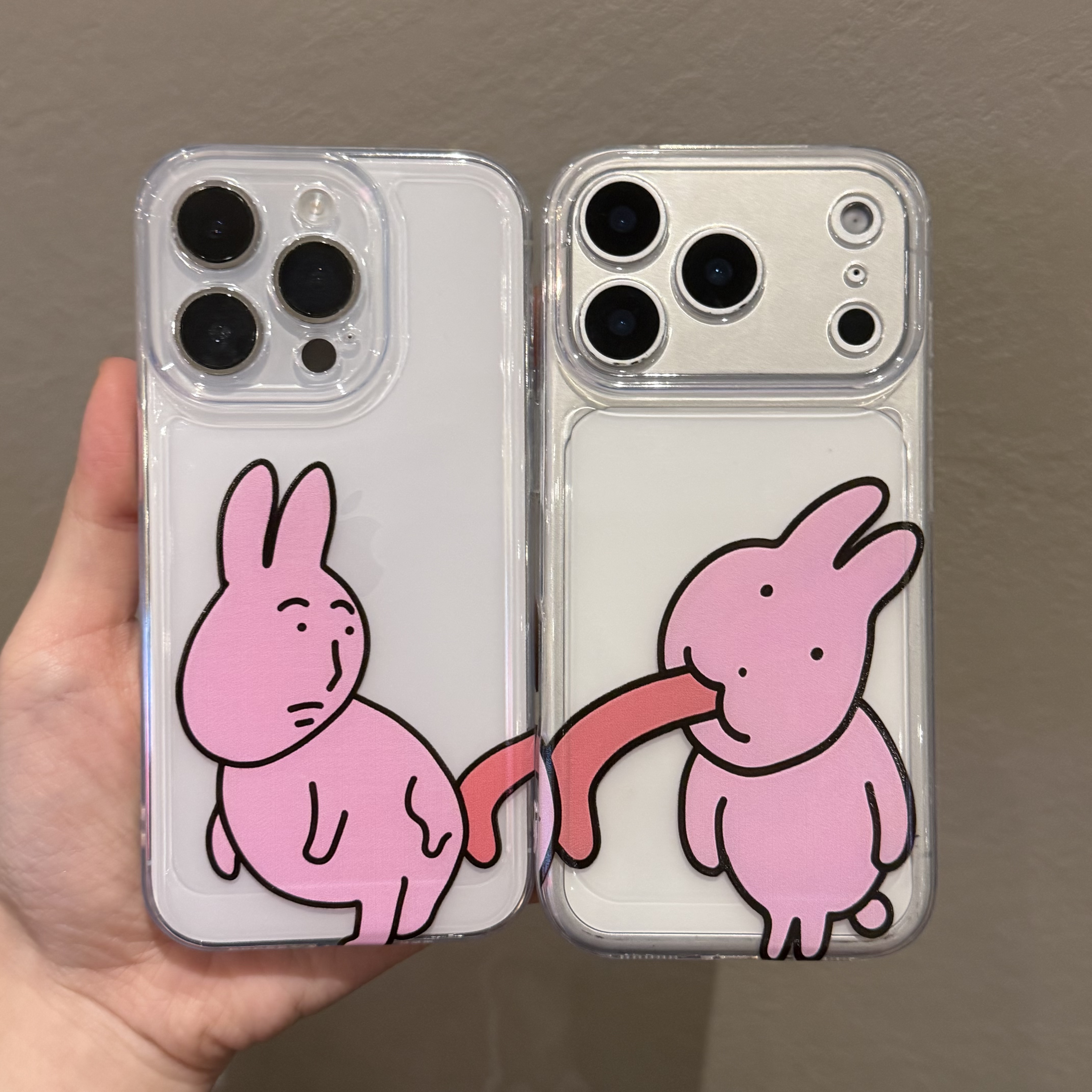 卡通搞怪粉兔子情侣手机壳适用苹果17p太空壳16promax小米华为15