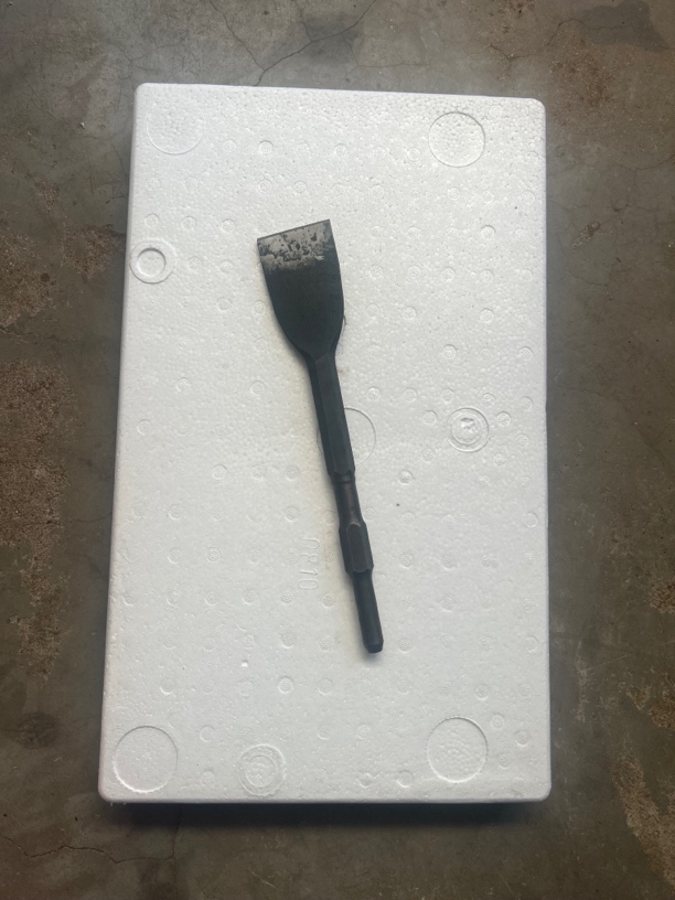 电镐上的中铲一面开刃的