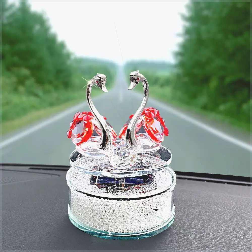 车载汽车摆件太阳能中控创意情侣车上天鹅旋转摆件漂亮装饰品