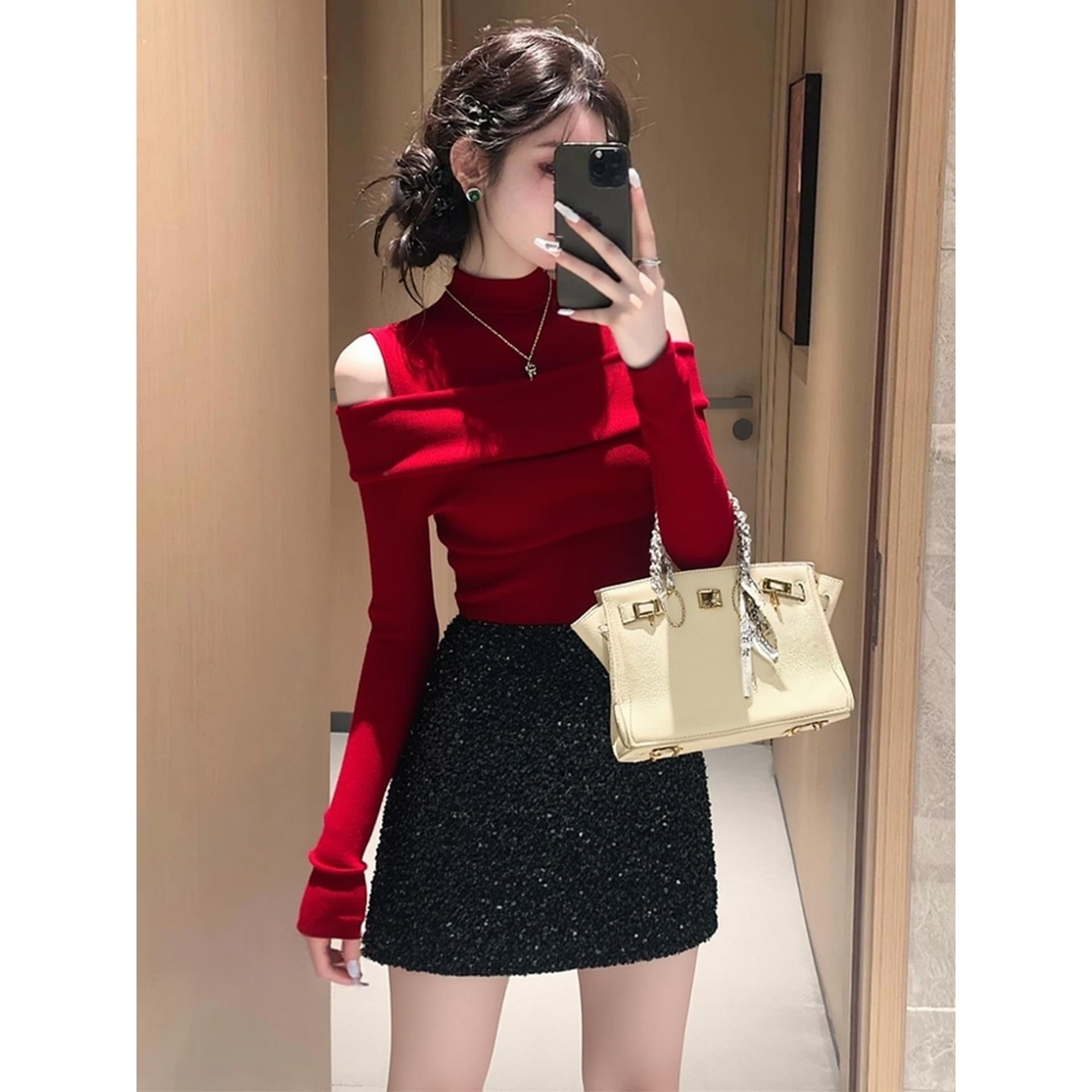 贵气感千金穿搭露肩红色针织衫女2025秋冬新款气质名媛设计感上衣