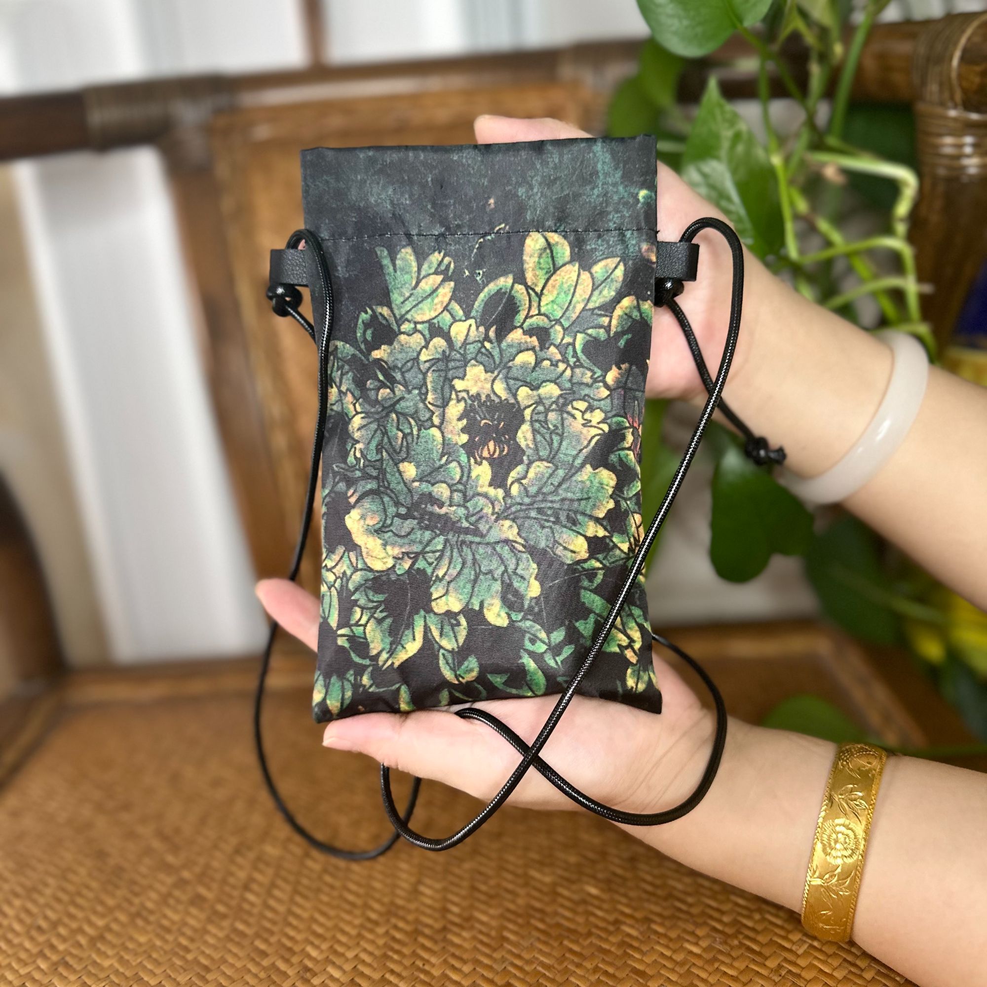 挂脖子手机包女款复古斜跨包时尚内胆百搭出行简约新款女自动闭合