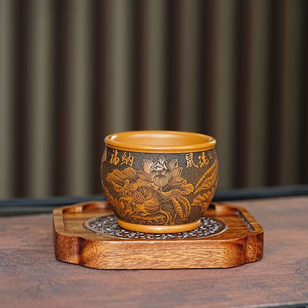 宜兴原矿紫砂葵黄朱泥全手工刻绘瑞鼠纳福主人杯高端品茗杯