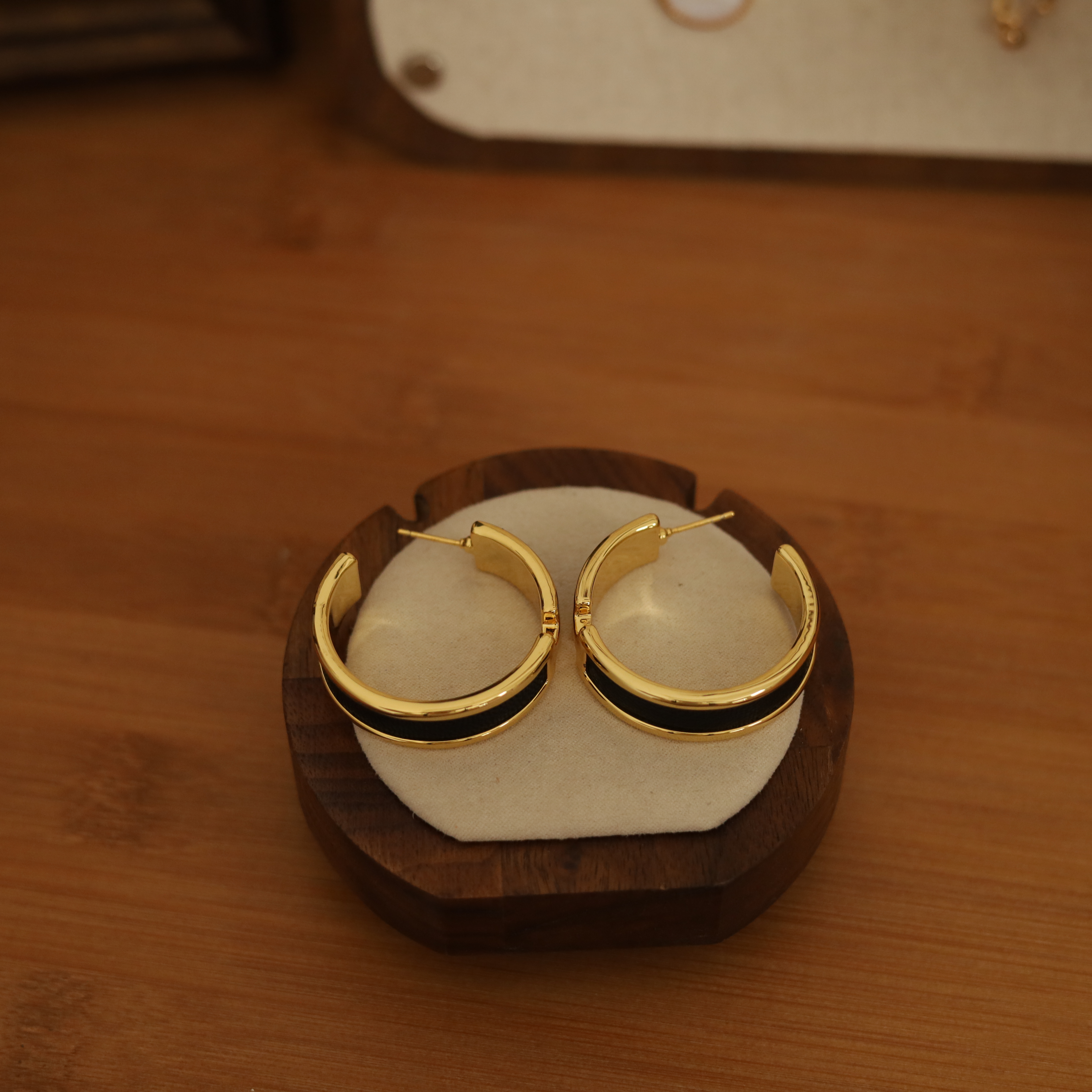 铜合金皮质耳饰 新款轻奢黑色羊皮百搭时尚C型气质耳圈欧美金色