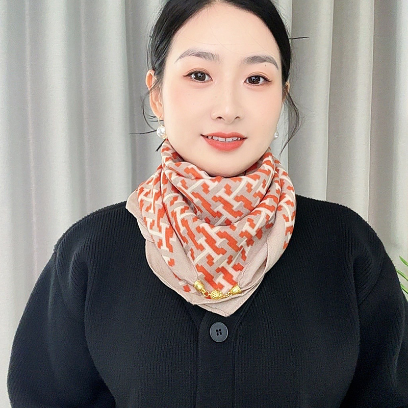 秋冬新款围巾护颈保暖女士百搭披肩法式百变时尚丝巾户外围巾字母