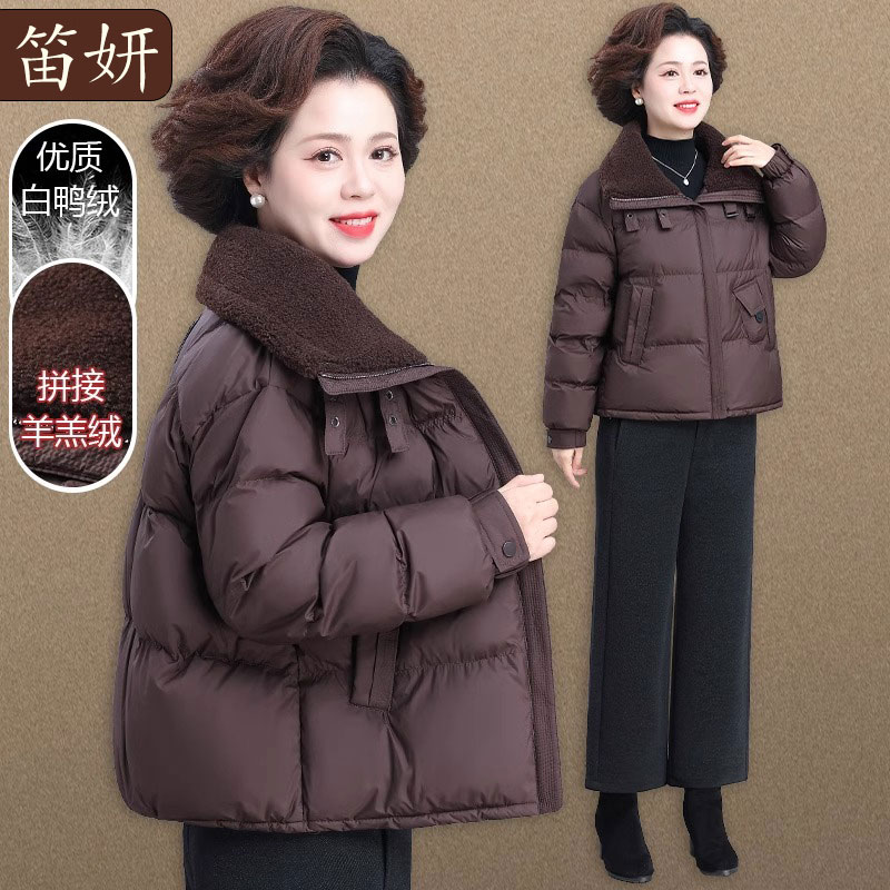妈妈冬装保暖羽绒服短款贵夫人羊羔领上衣洋气中老年人女冬季外套