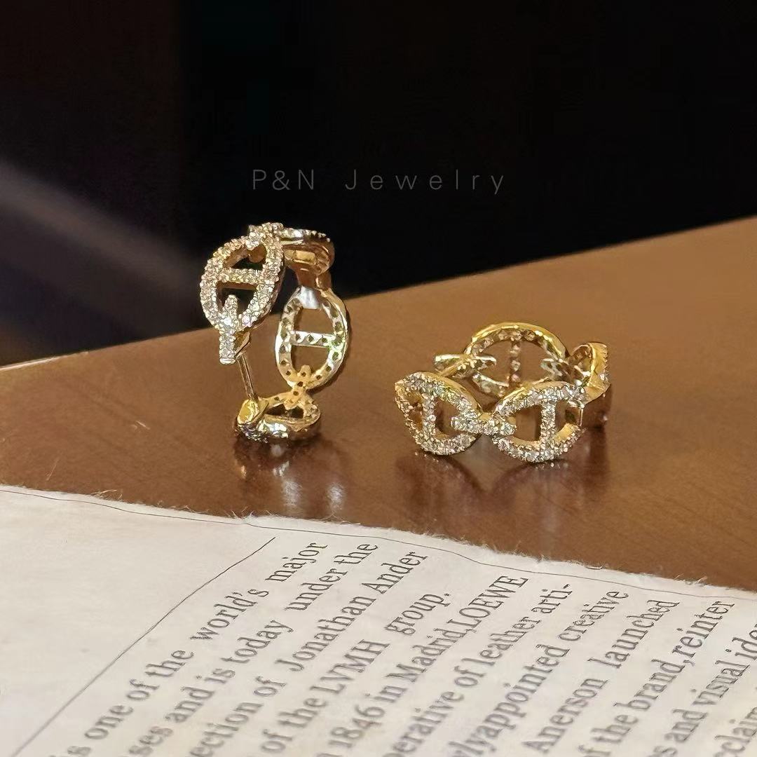 p&n 铜合金合成锆石耳饰 双11好物流光风秋冬猪鼻扣耳饰【短视频】