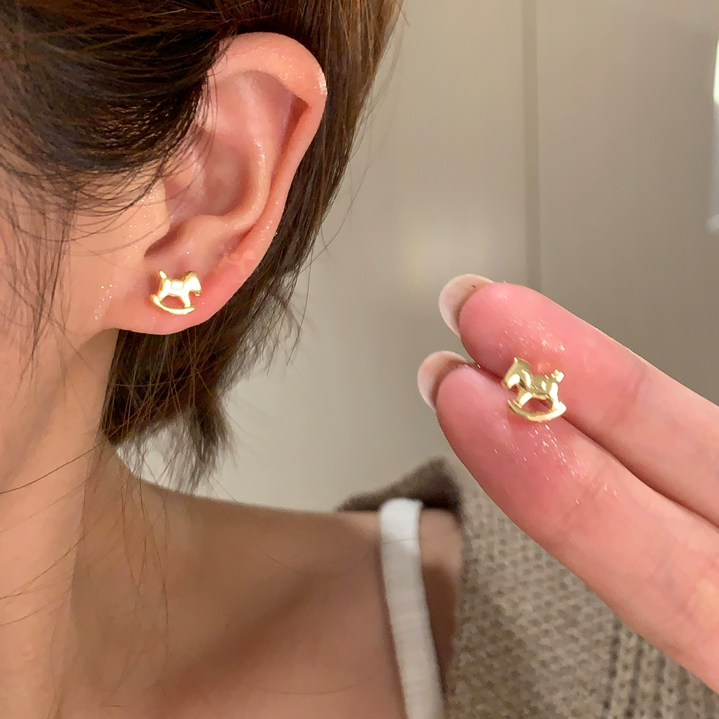 铜合金耳饰 新年马上有米精致生肖马耳钉女气质耳针秋冬轻奢耳饰