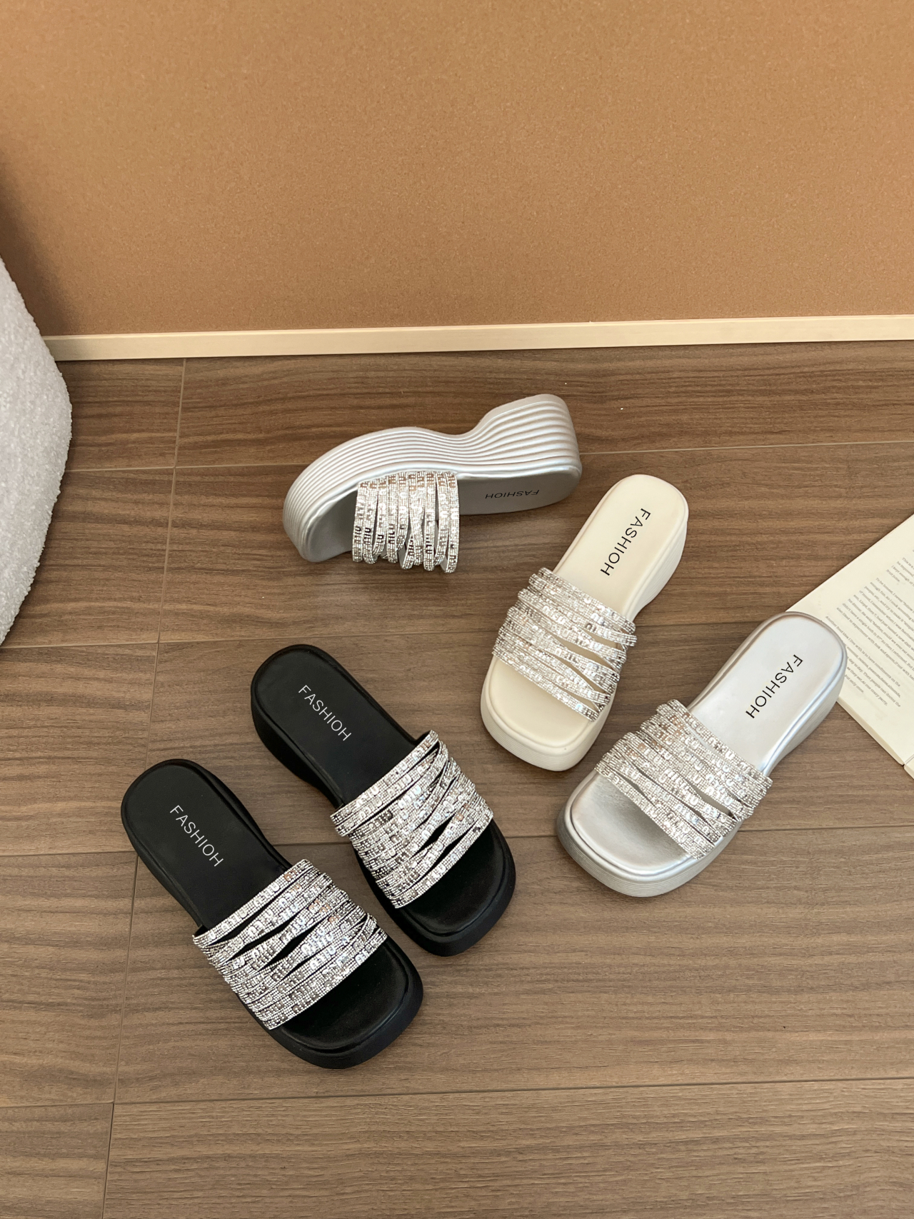 2025夏季新款网红时尚水钻外穿百搭小众鞋子拖鞋女松糕厚底一字拖