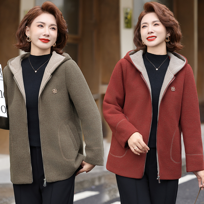 2025新款妈妈加厚大码毛呢中老年女装加绒中老年呢子夹克连帽秋装
