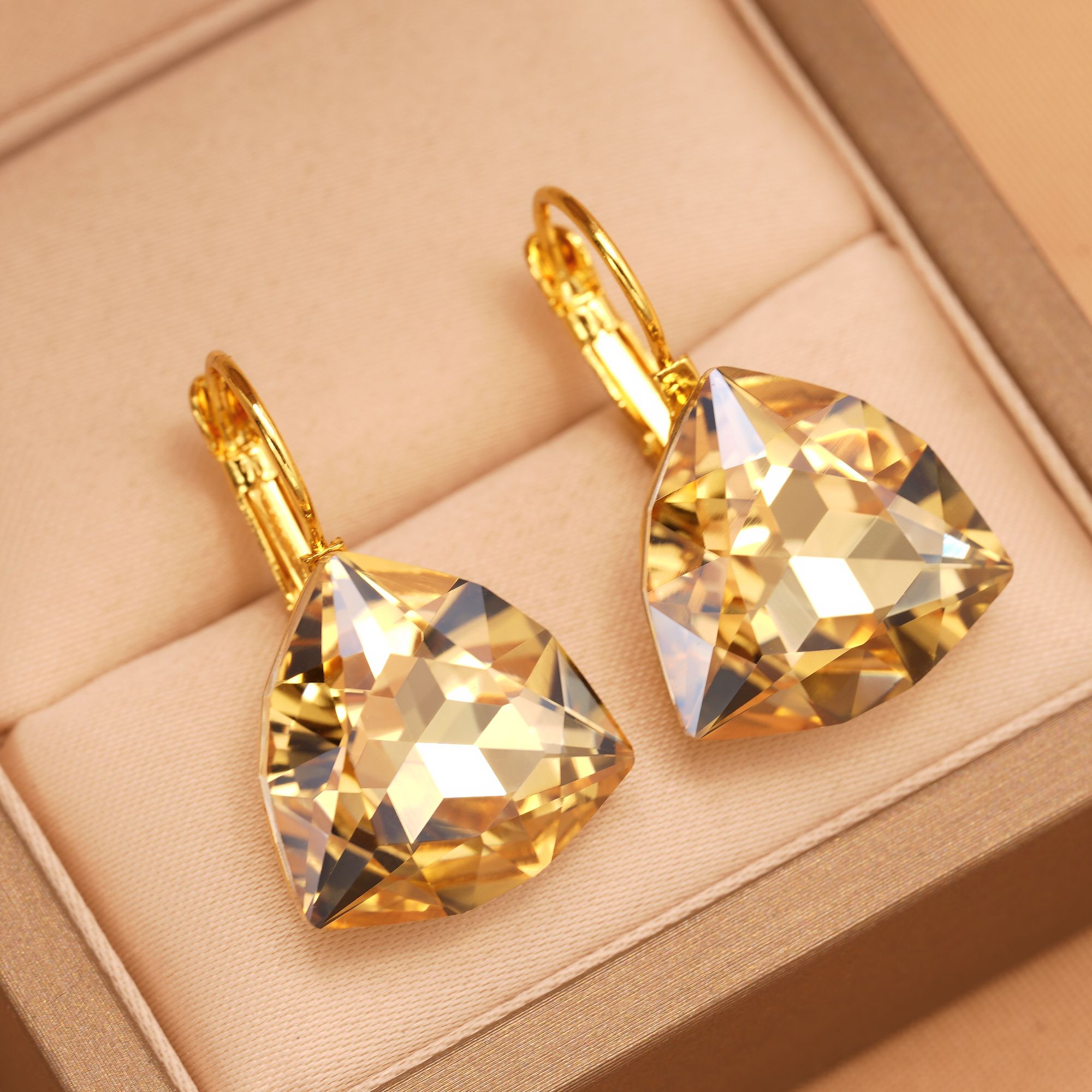 铜合金合成锆石耳饰 2025新款高级感耳钉女气质耳环百搭耳扣港风