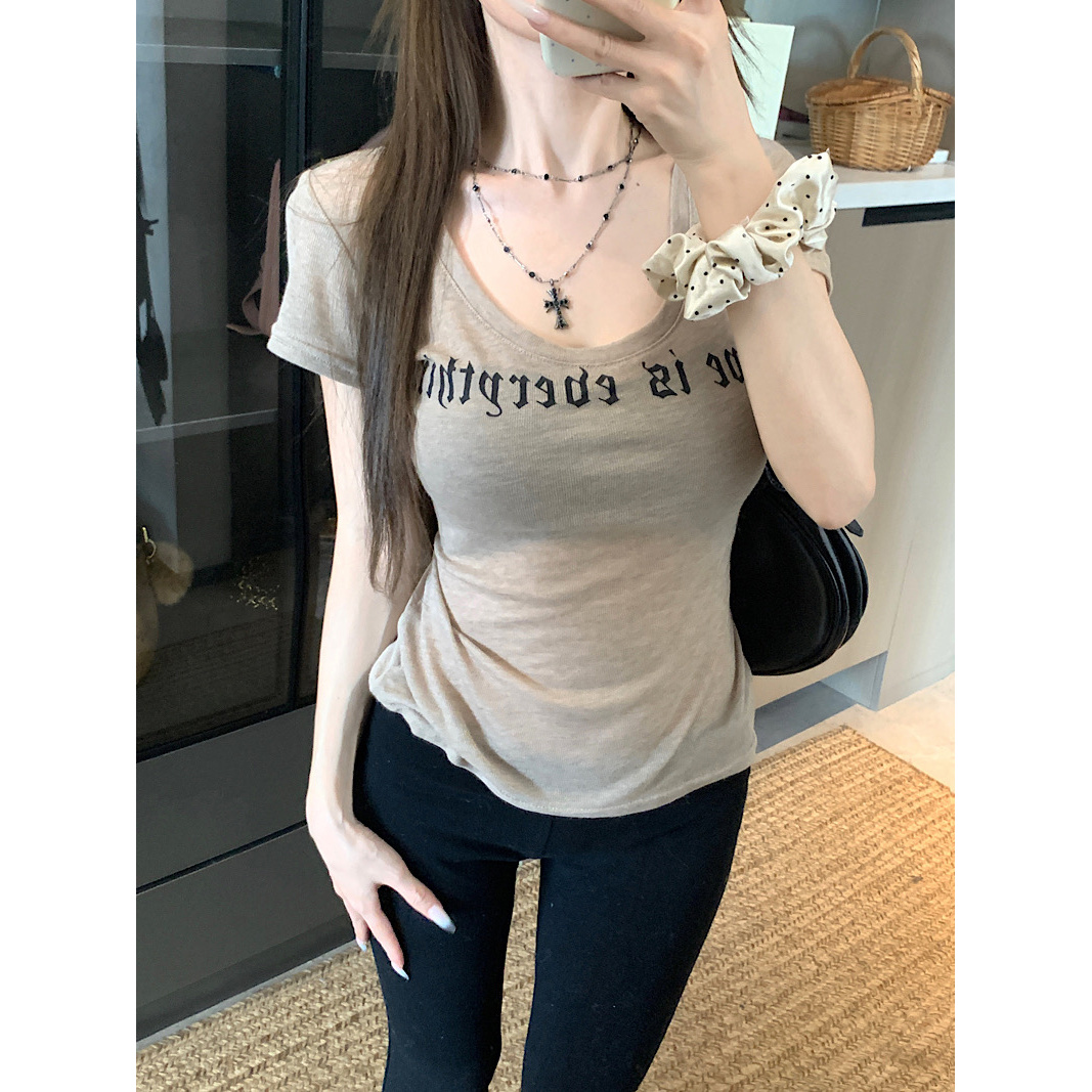 圆领爱心字母卡其色短袖t恤女修身显瘦收腰辣妹正肩百搭体恤上衣