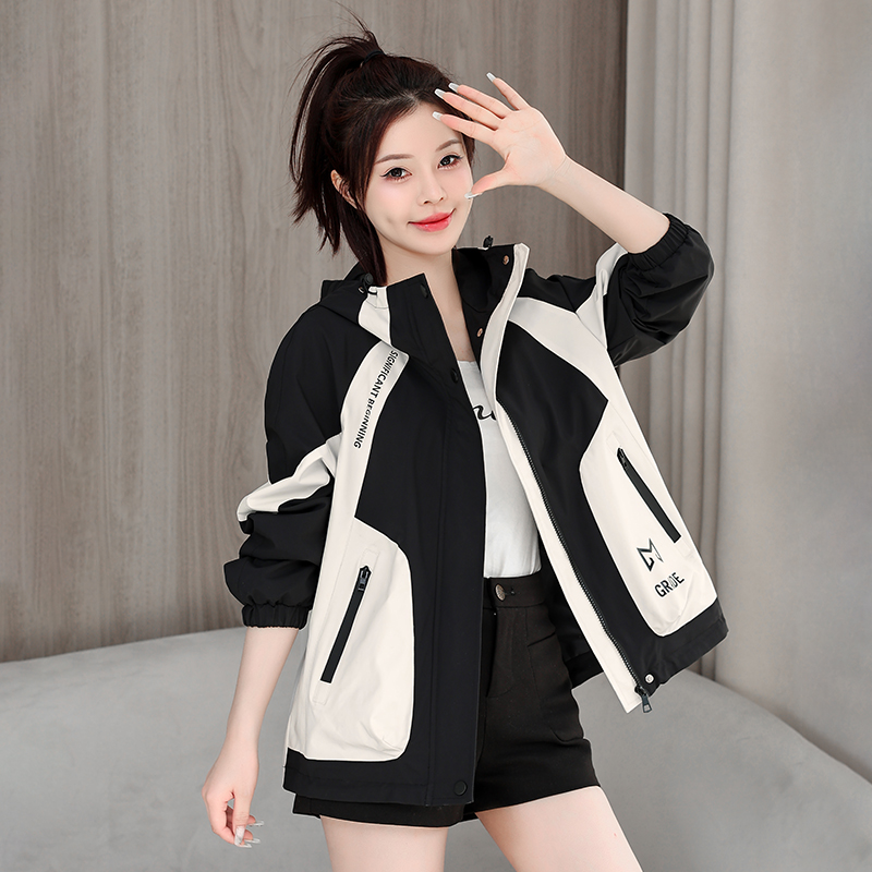 2025新款春装短款女士休闲外套时尚秋季小个子连帽宽松拼接冲锋衣