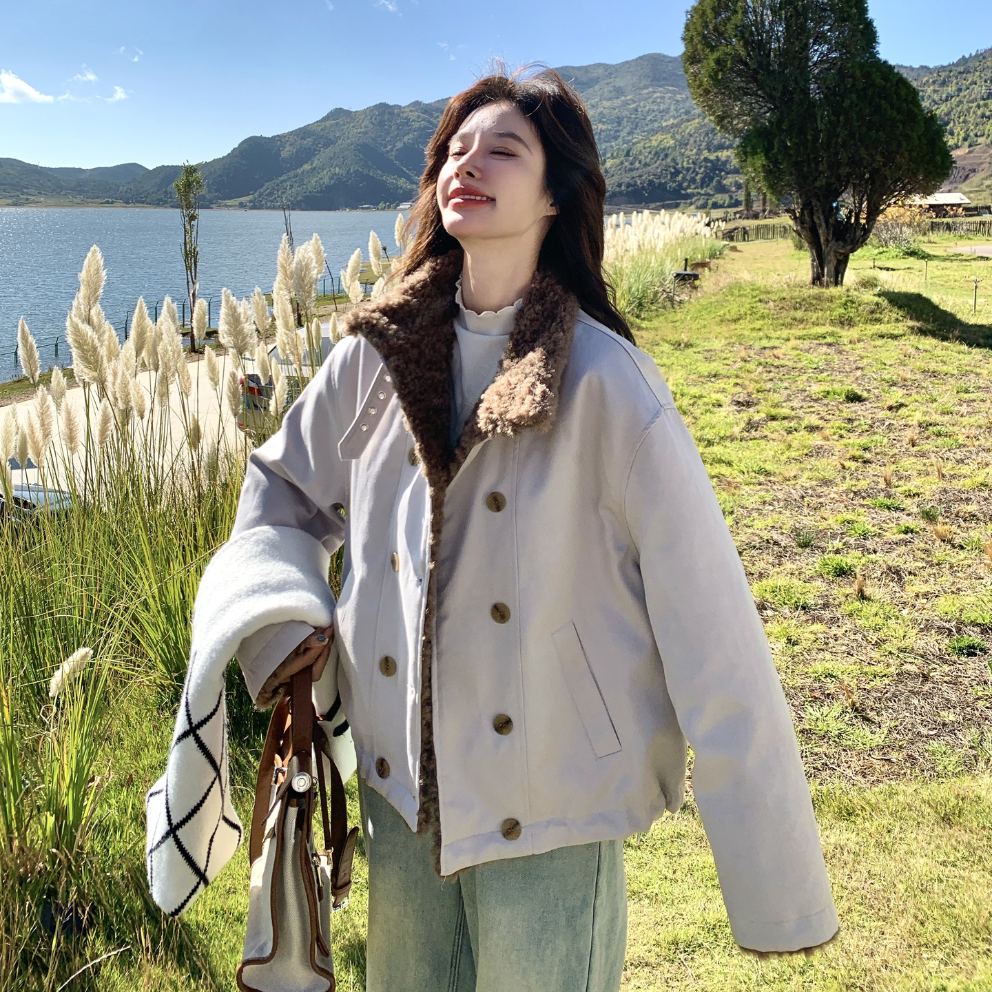 韩系独特漂亮羊羔毛拼接羽绒服女冬2025新款小个子保暖白鸭绒外套